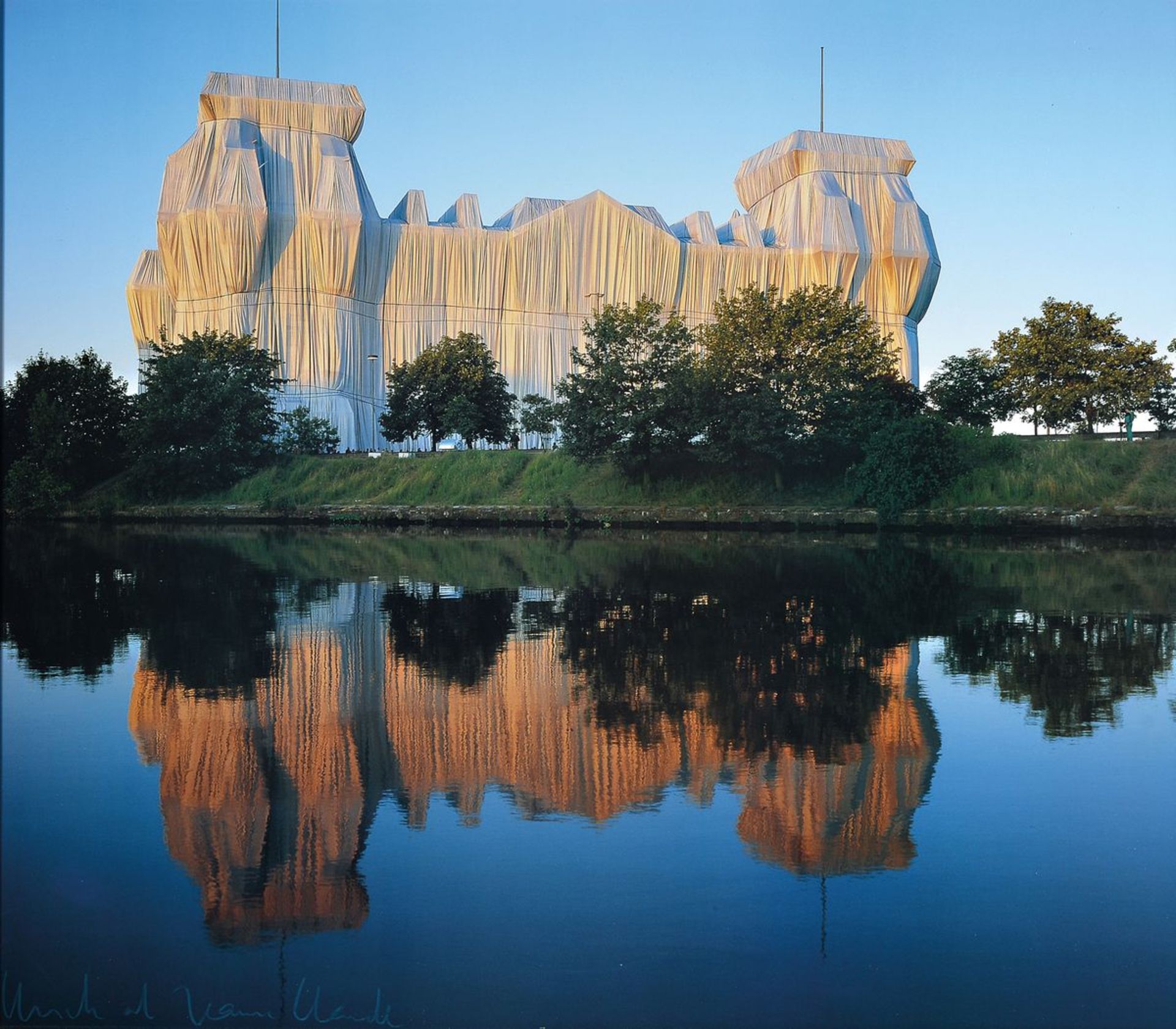 Christo und Jeanne Claude, geb. 1935, Farboffset auf Karton,"Wrapped Reichstag" Blick auf den