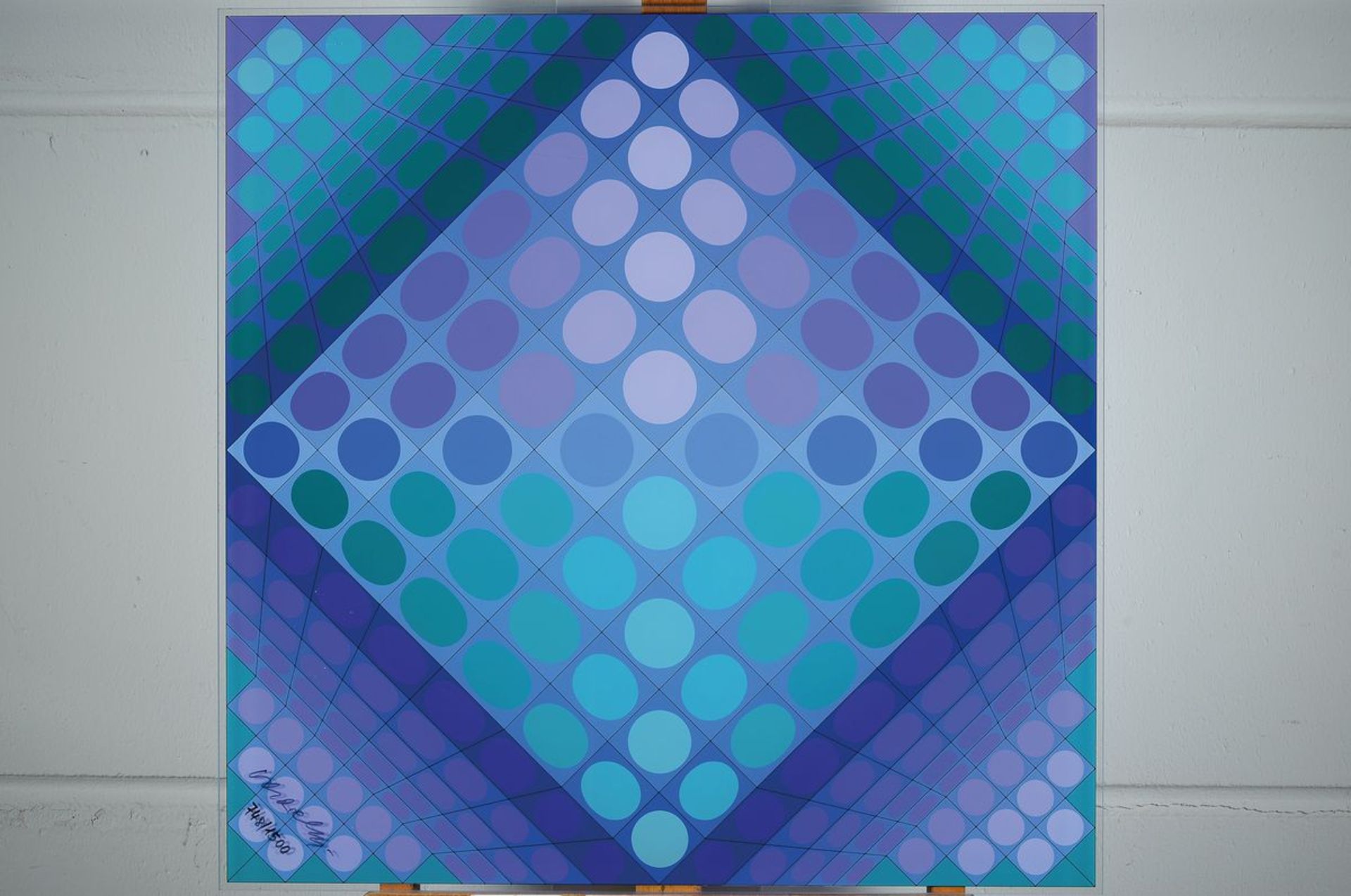 Victor Vasarely, 1906- 1997, Schachbrett, Farbserigraphie auf Acrylplatte, num. 748/1500, - Bild 3 aus 3