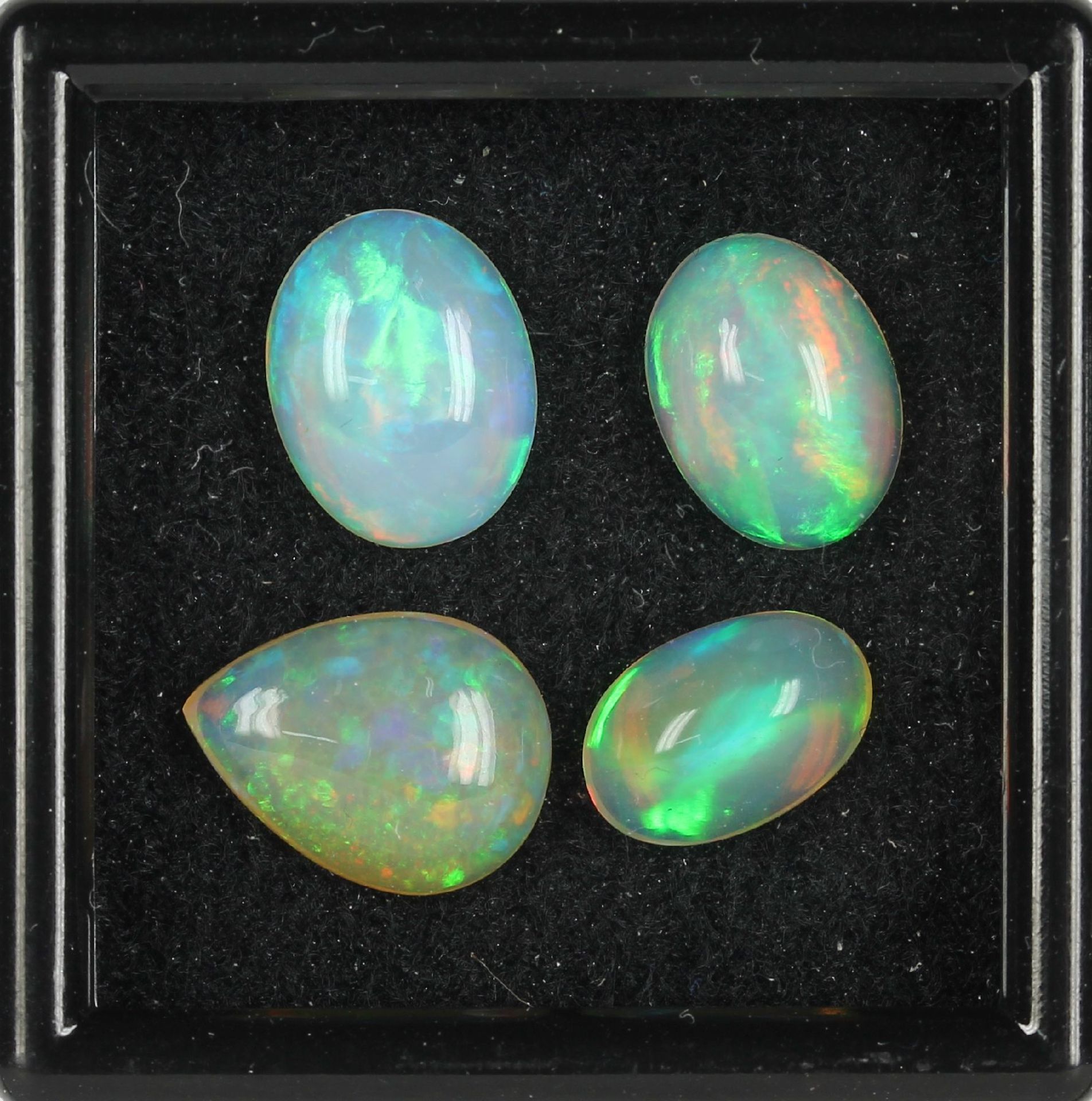 Lot 4 lose Opalcabochons, zus. 11.52 ct, 3 x oval, 1 x Tropfen Schätzpreis: 1200, - EURLot 4 loose