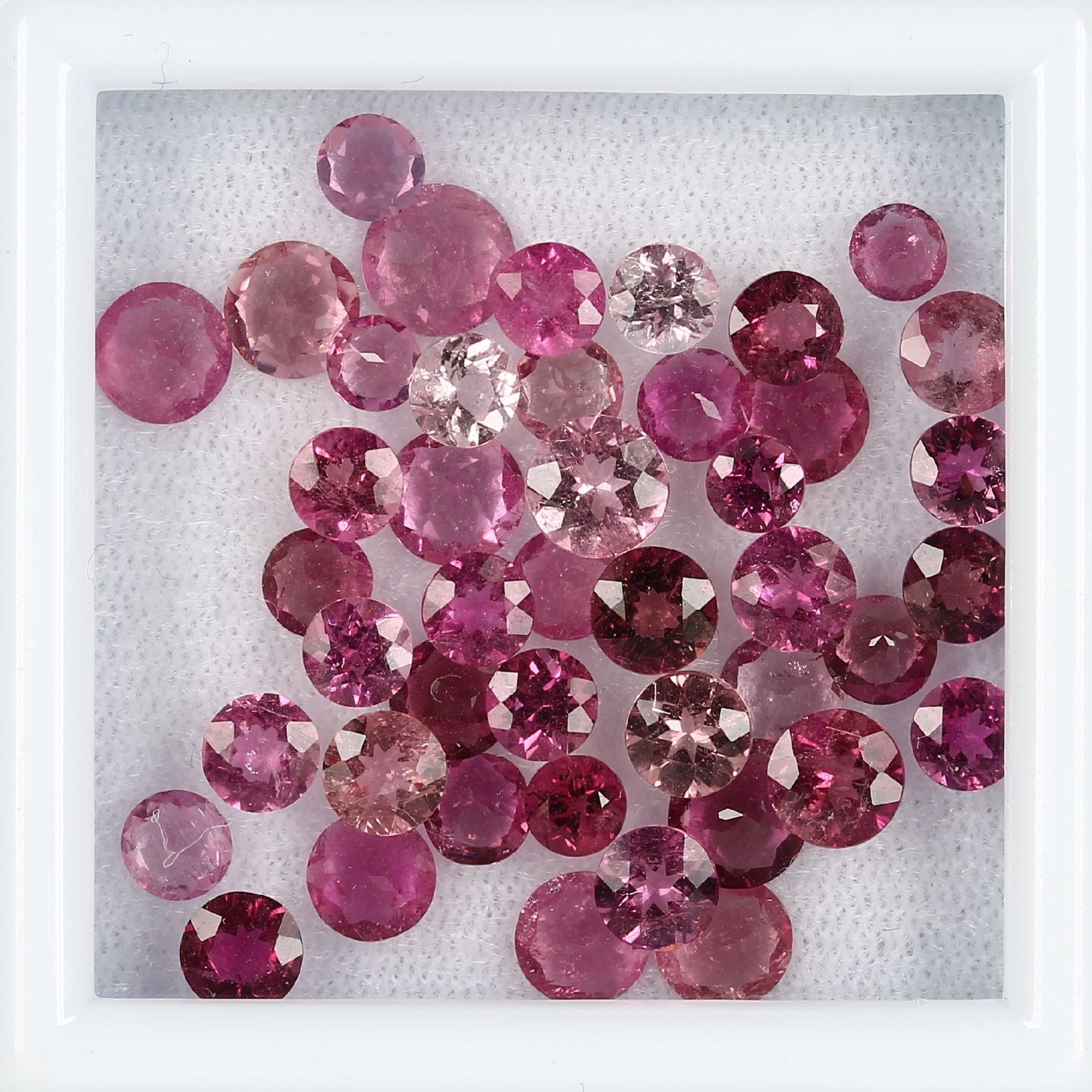 Lot lose facett. Turmaline, zus. 12.77 ct, rundfacett. Rubellite in versch. Farbnuancen Schätzpreis: