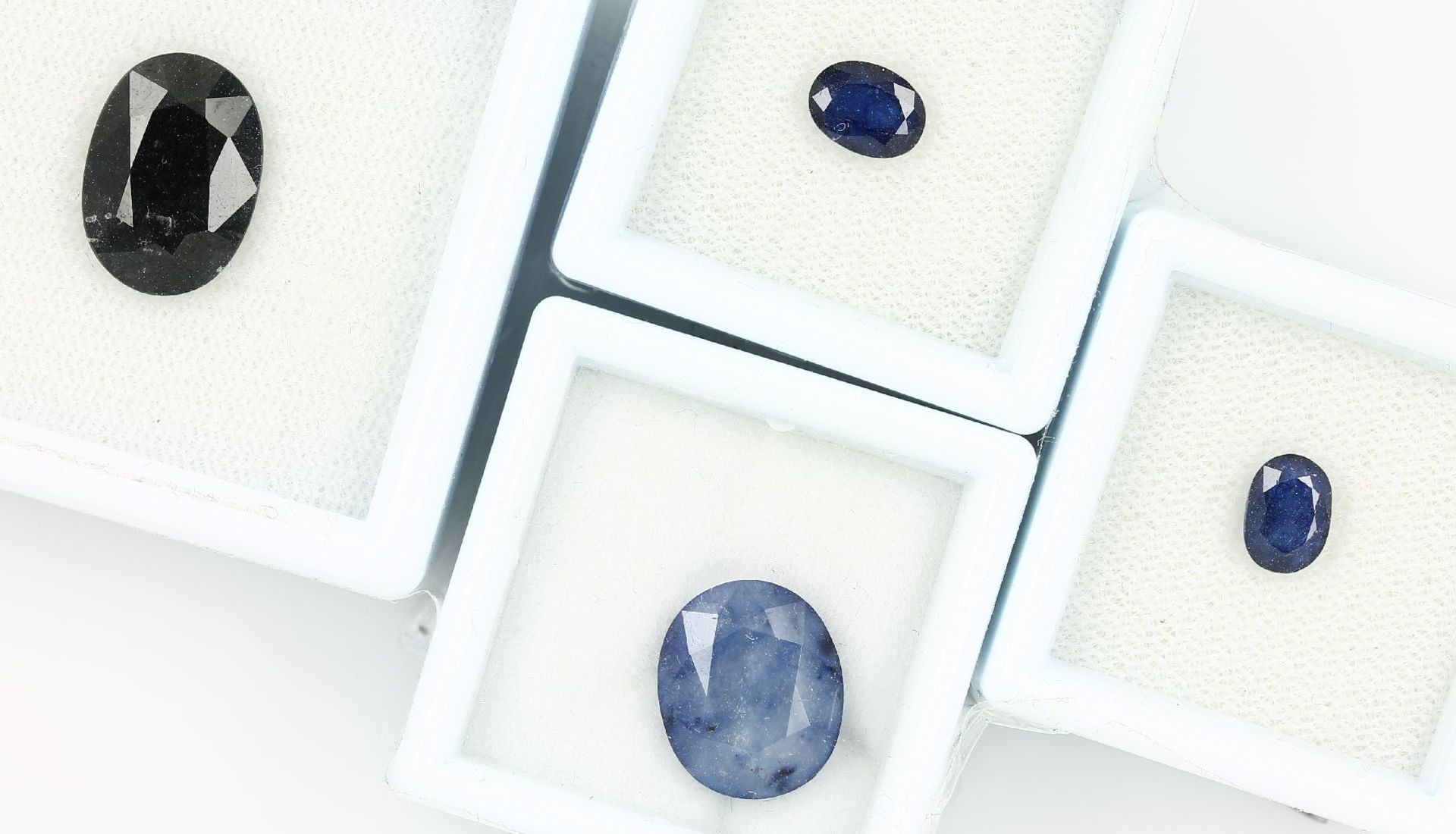 Konvolut 4 lose Saphire, best. aus: 1 x 6.431 ct, 1 x 1.027 ct, 1 x 1.154 ct, oval facett., Blau,