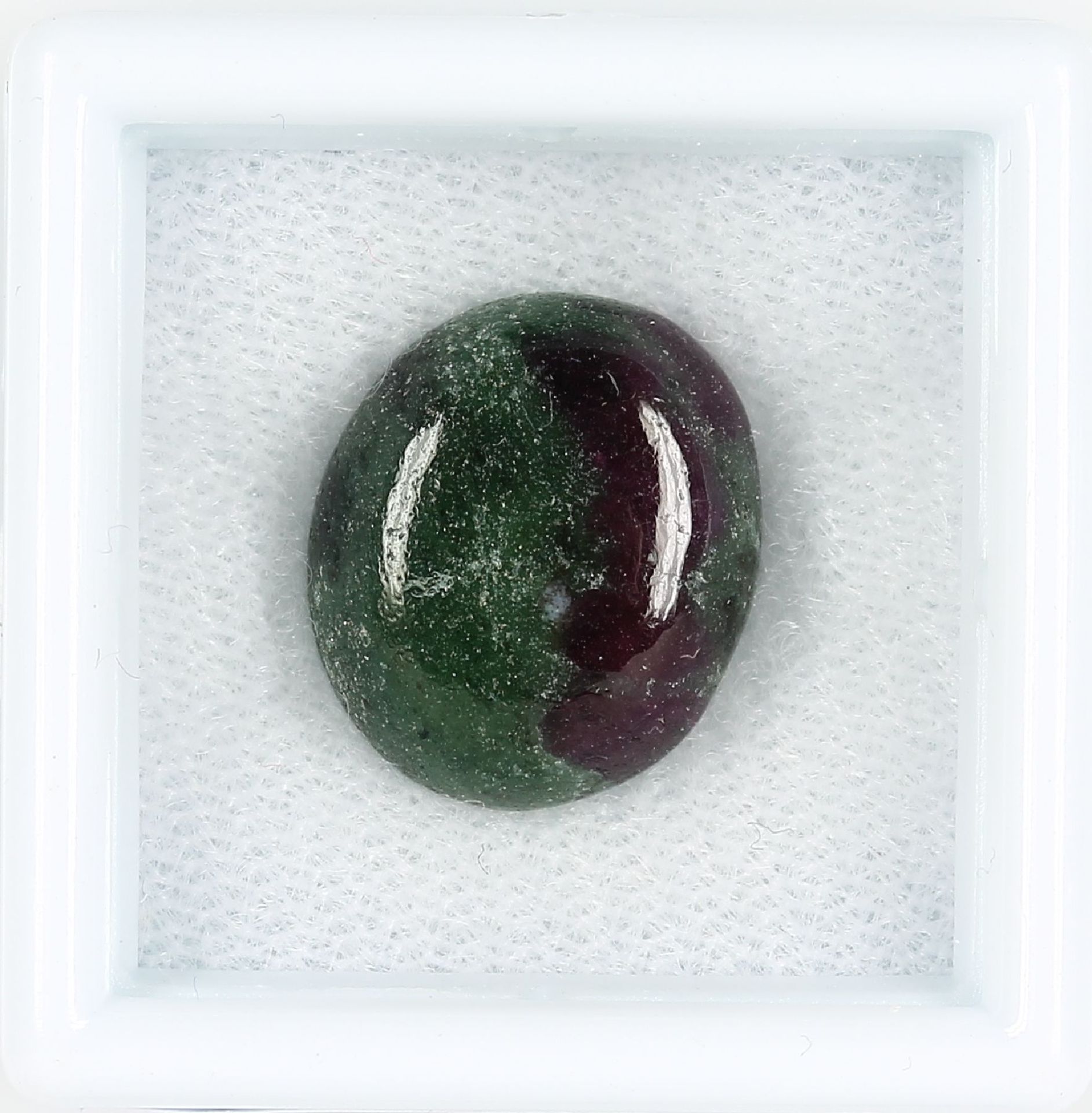 Loser ovaler Rubinzoisitcabochon, 10.54 ct rot/grün, ca. 14.52 x 12.44 x 5.62 mm, mit Expertise, GCI