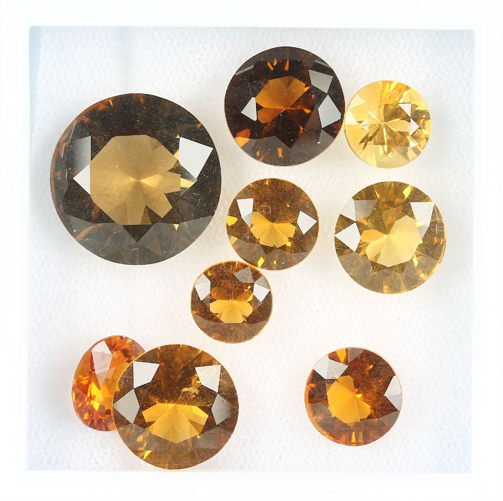 Lot 9 lose facett. Citrine, zus. 33.50 ct, in versch. Größen und Farben, rundfacett. Schätzpreis: