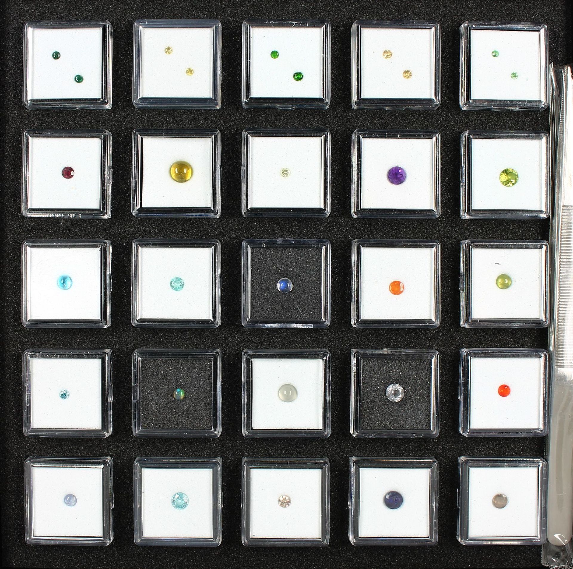 Reiches Konvolut mit 25 Boxen lose Farbsteine der "Gem Collector" Serie, Round gem collection -