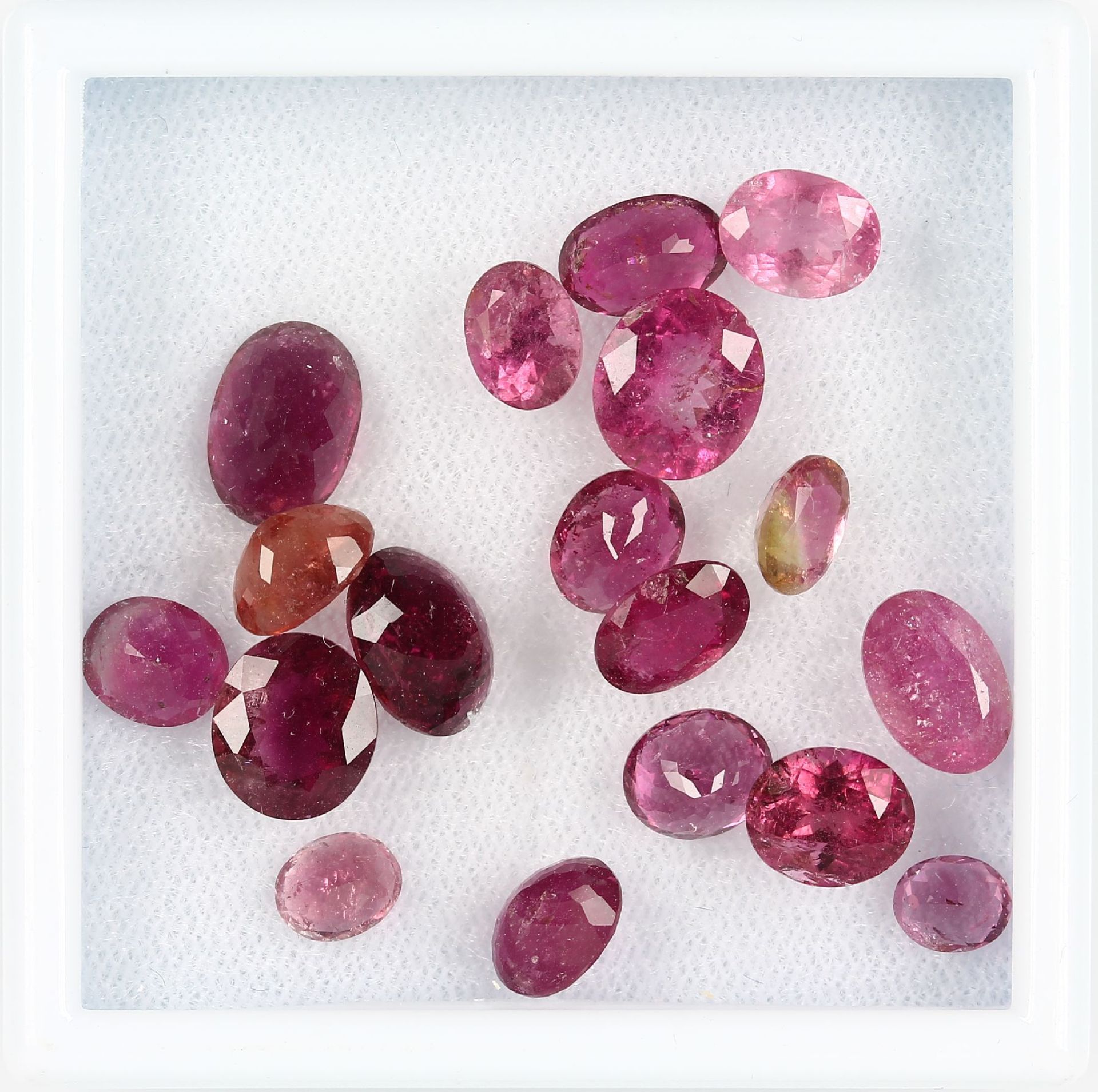 Lot lose facett. Turmaline, zus. 23.46 ct, ovalfacett. Rubellite in versch. Farbnuancen Schätzpreis: