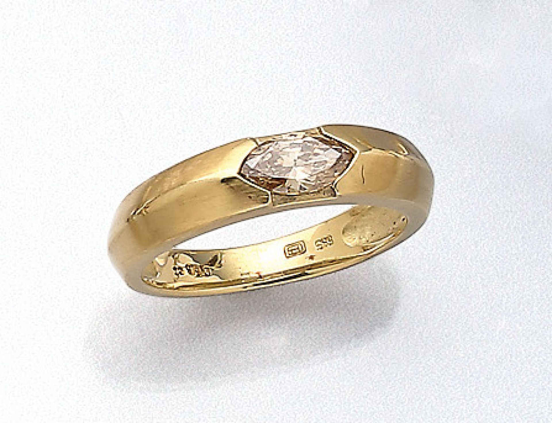 18 kt Gold Ring mit Diamant, GG 585/000, Diamantnavette zus. ca. 0.56 ct Braun/si, Meistermarke Gerd