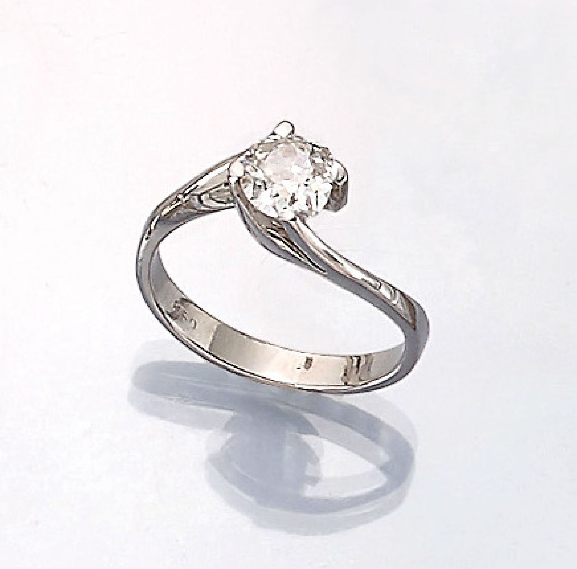 18 kt Gold Ring mit Diamant, WG 750/000, Altschliffdiamant ca. 0.90 ct Weiß/p, RW 54 Schätzpreis: