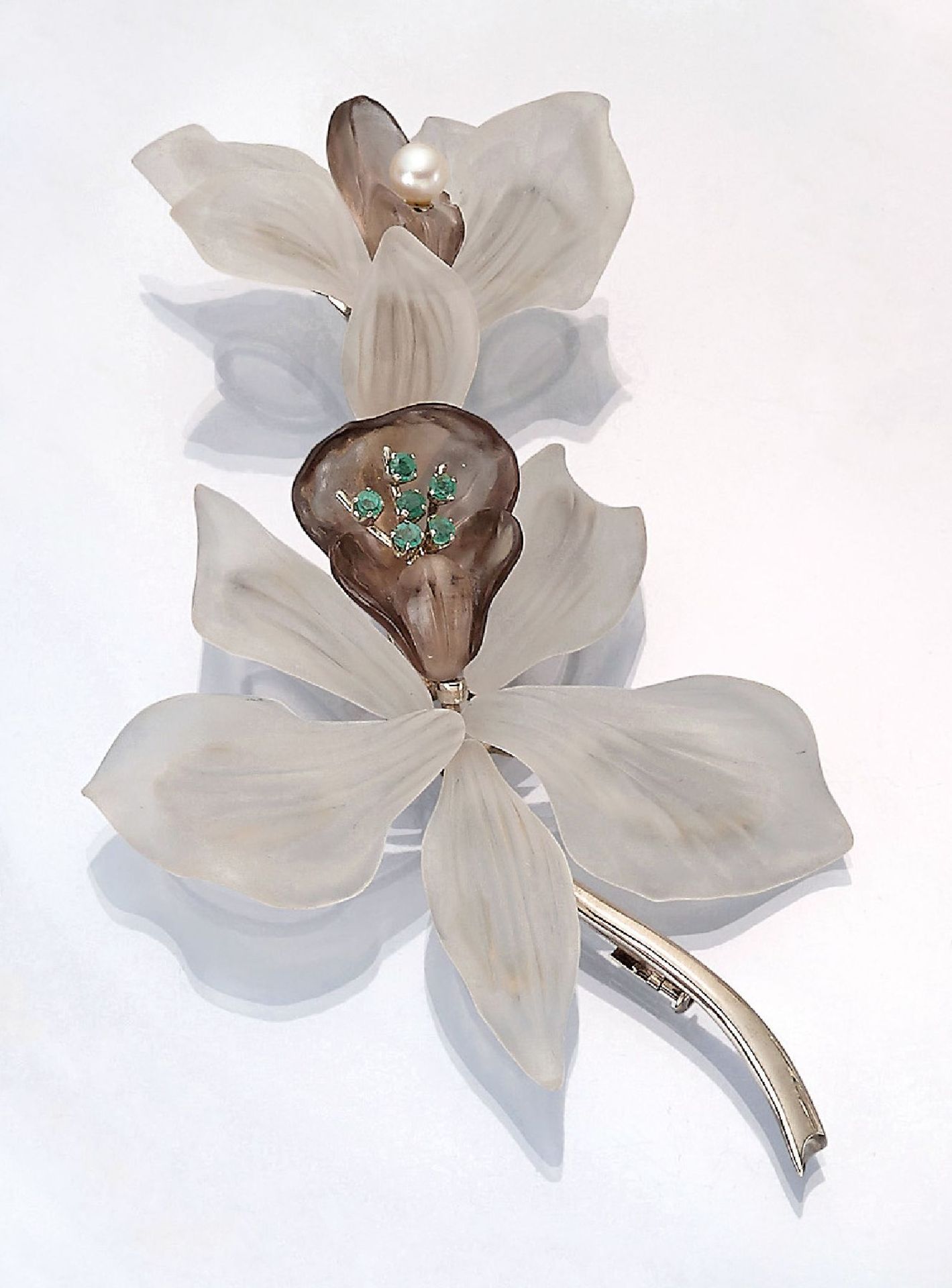 Ausgefallene 14 kt Gold Brosche "Orchidee" mitBergkristall, Rauchquarz, Perlchen und Smaragden, Wien