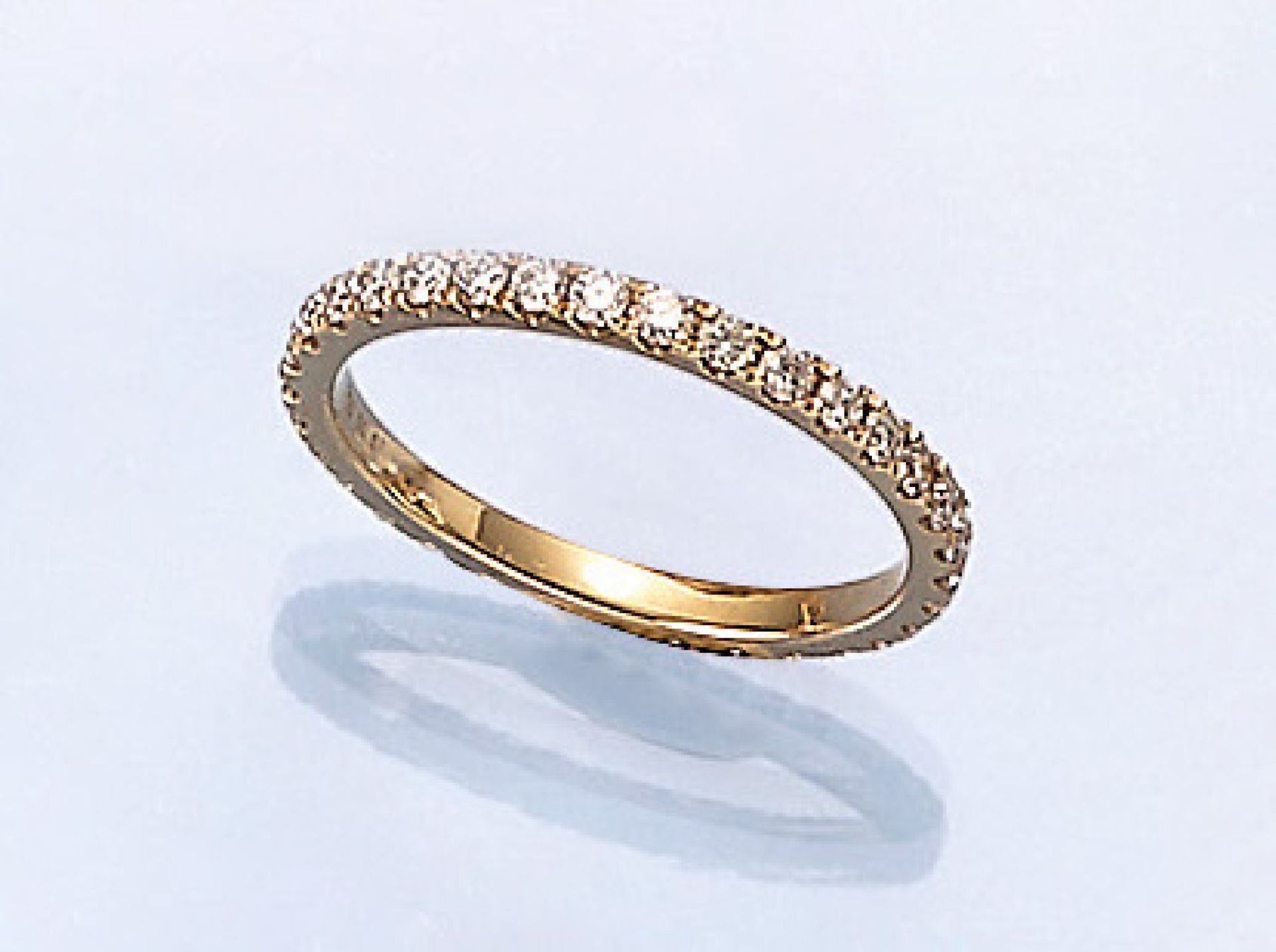 18 kt Gold Memoryring mit Brillanten, WG 750/000, Brillanten zus. ca. 0.67 ct Weiß/si, RW 5318 kt