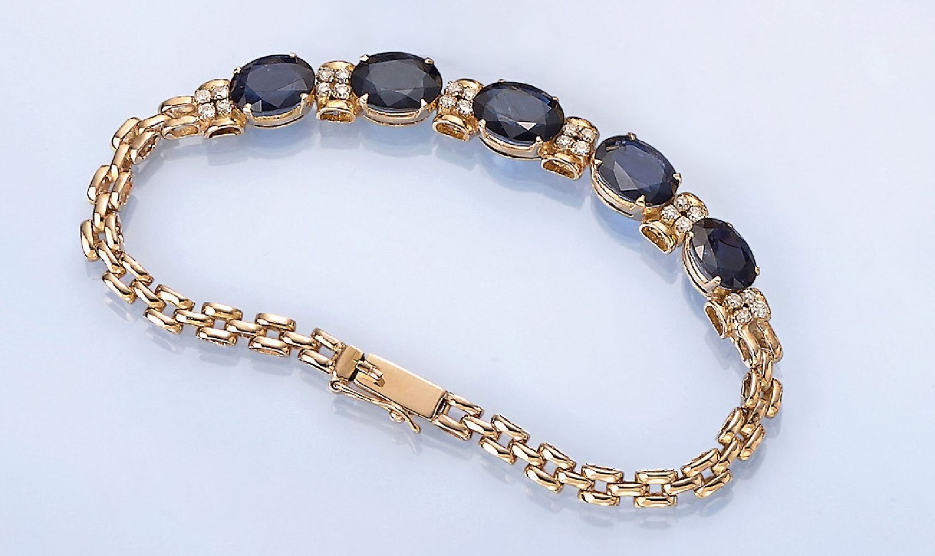 14 kt Gold Armband mit Saphiren und Diamanten, GG/WG 585/000, Mittelteil bes. mit 5 oval- facett.
