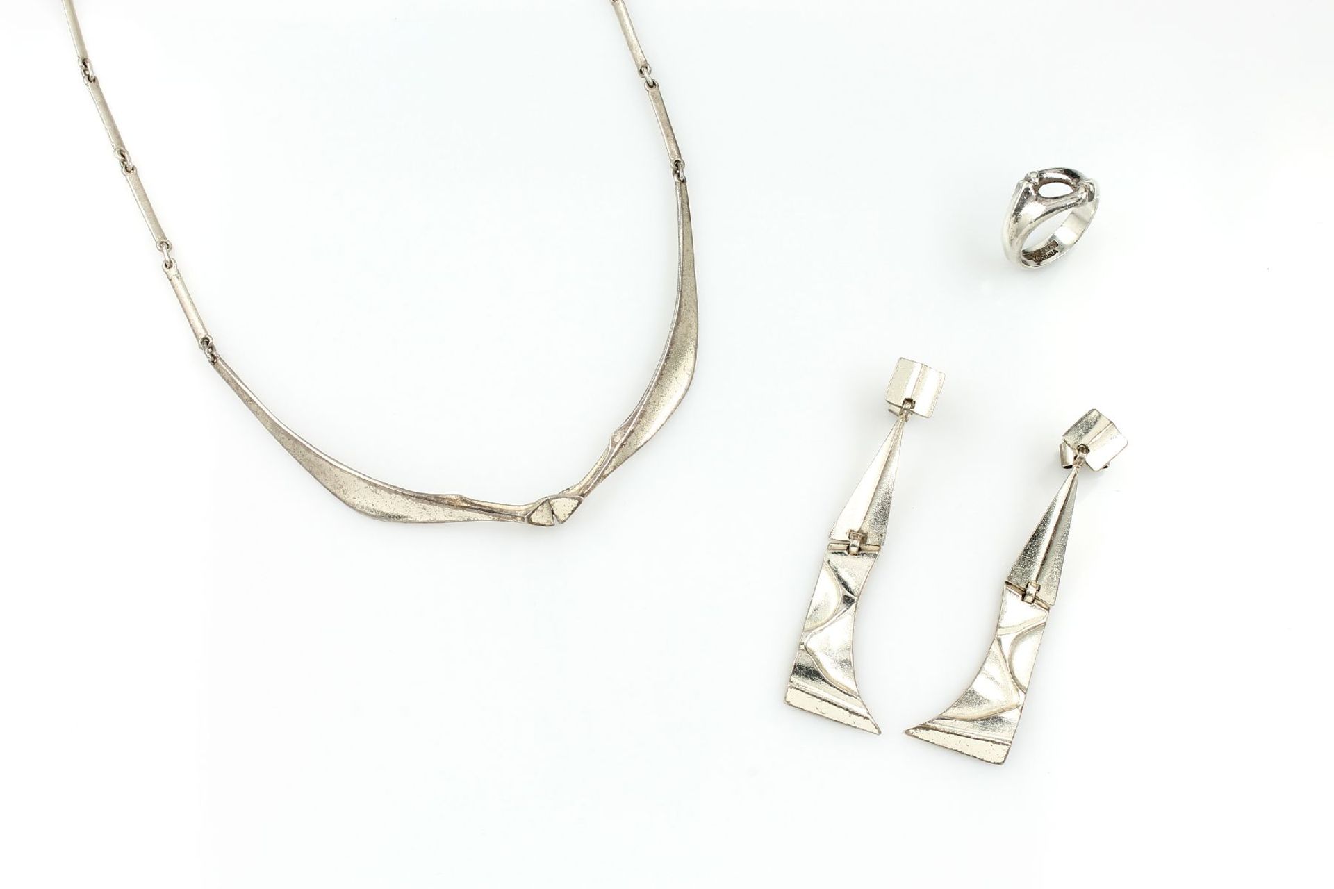 LAPPONIA Schmuckset, Silber, best. aus: Paar Ohrstecker L. ca. 6 cm, Collier L. ca. 40 cm und Ring