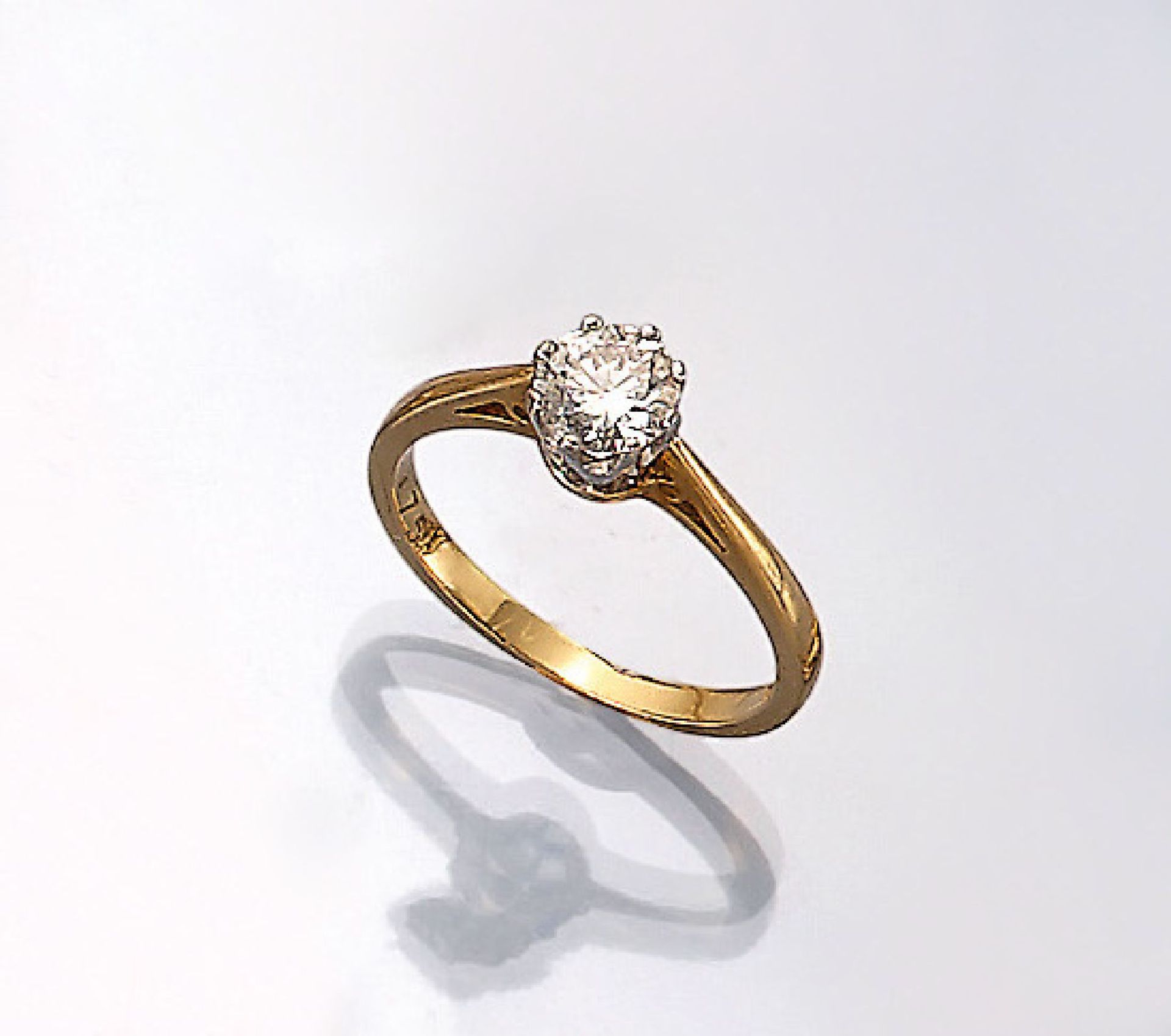 18 kt Gold Ring mit Brillant-Solitär, GG/WG750/000, England, 1 Brill. ca. 0.75 ct Weiß/p1, ca. 3.3