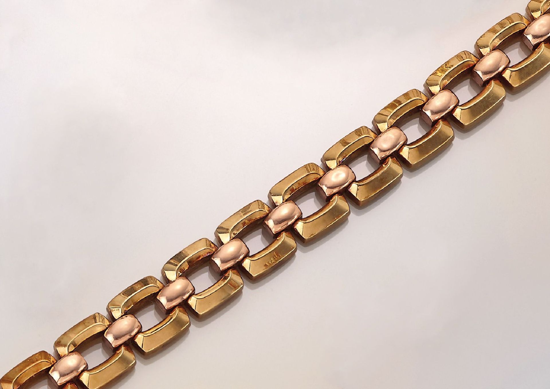 14 kt Gold Armband, GG/RoseG 585/000, Glieder durchbrochen gearbeitet, Zwischen- glieder in RoseG,