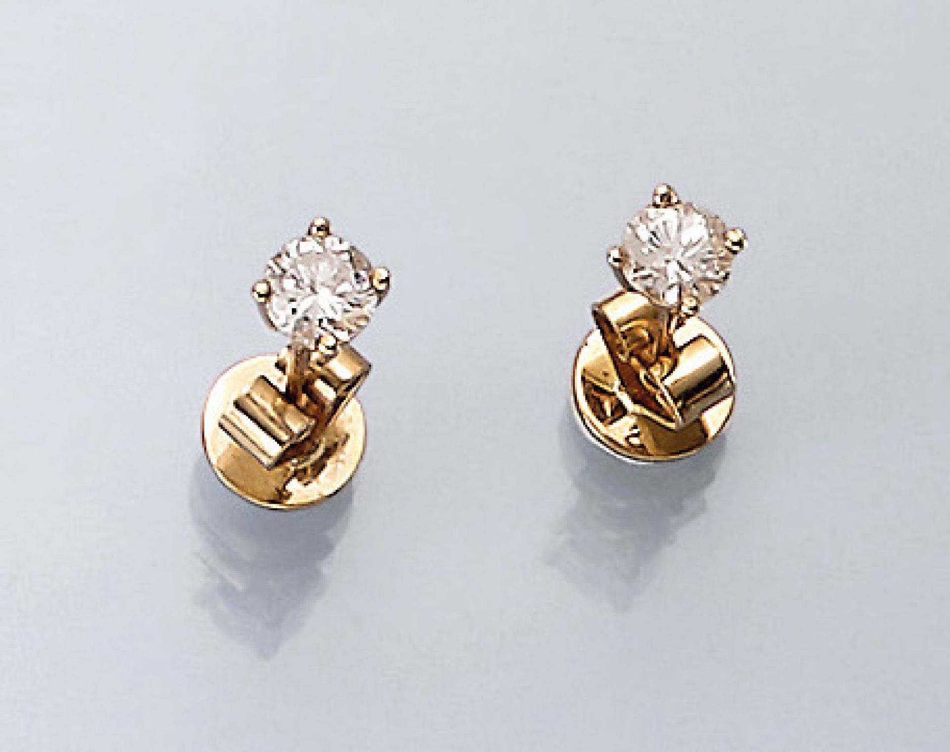 Paar 14 kt Gold Ohrstecker mit Brillanten, GG 585/000, 2 Brillanten zus. ca. 0.73 ct Weiß/p 1Pair of