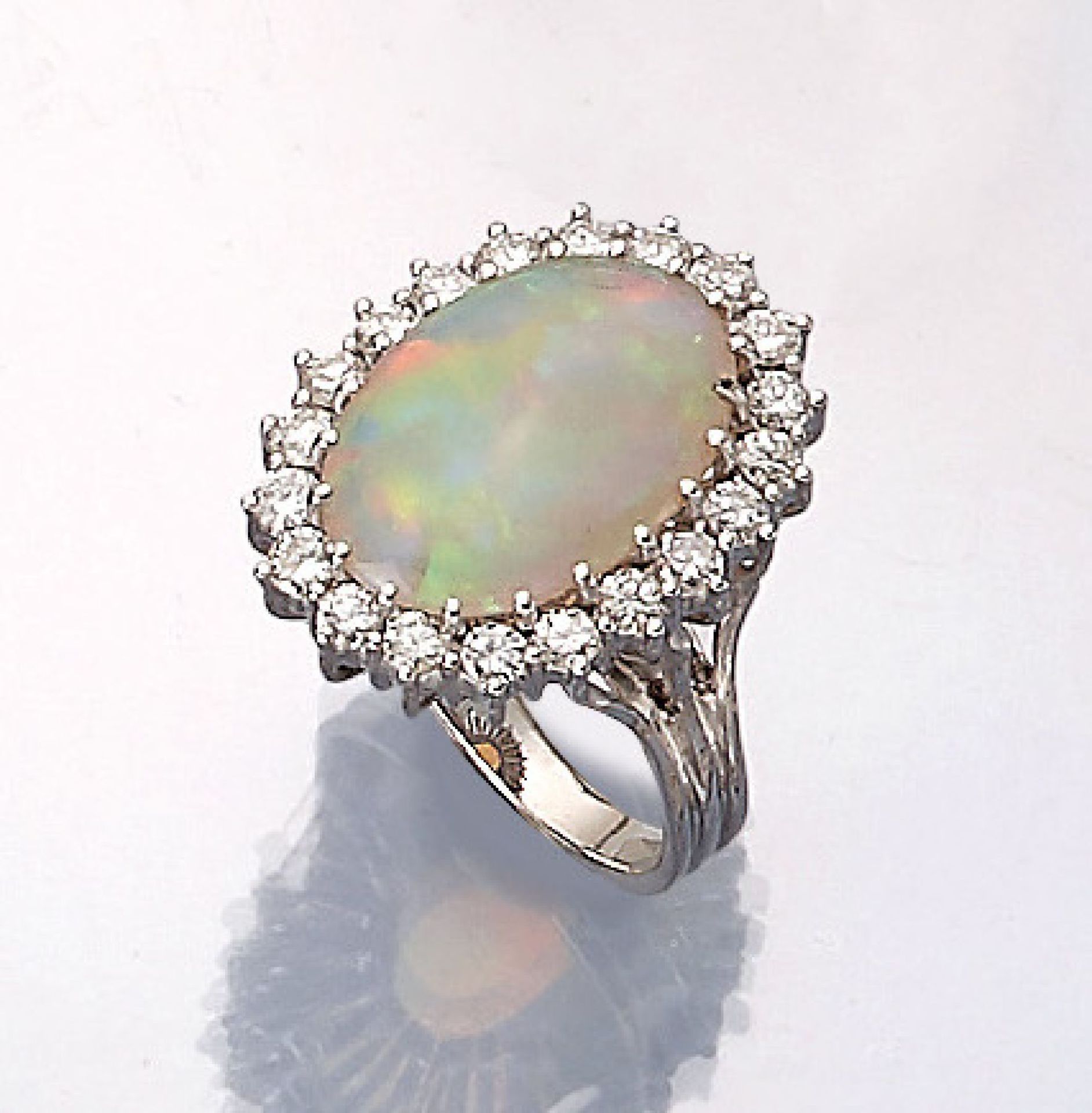 18 kt Gold Ring mit Opal und Brillanten, WG750/000, ovaler Opalcabochon ca. 4.60 ct, Farbspiel in