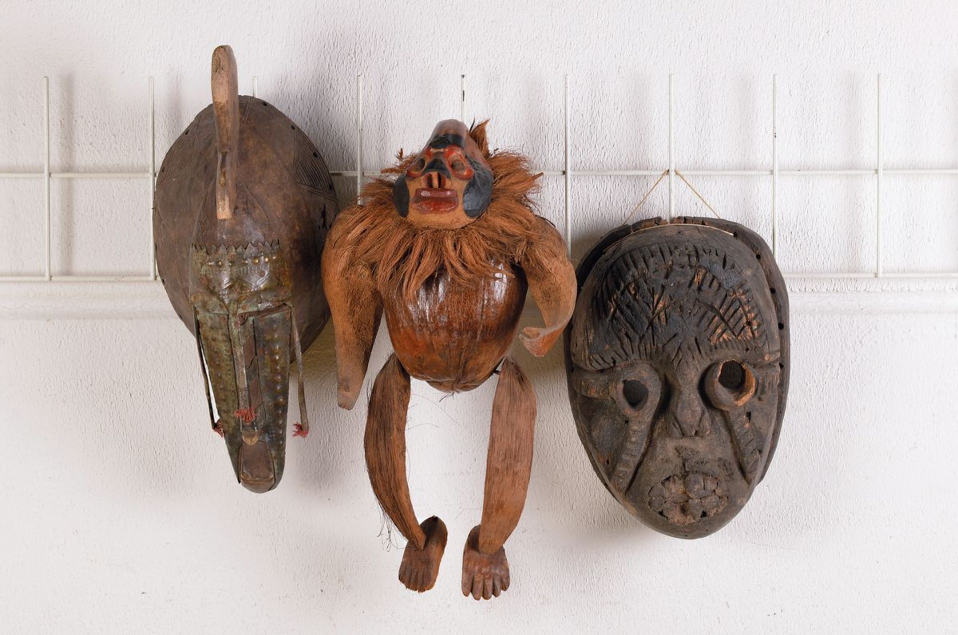 Konvolut aus 9 Masken, Afrika, ca. 30-50 Jahre, Holz geschnitzt, z.T. farbig gefasst, u.a. Chokwe,