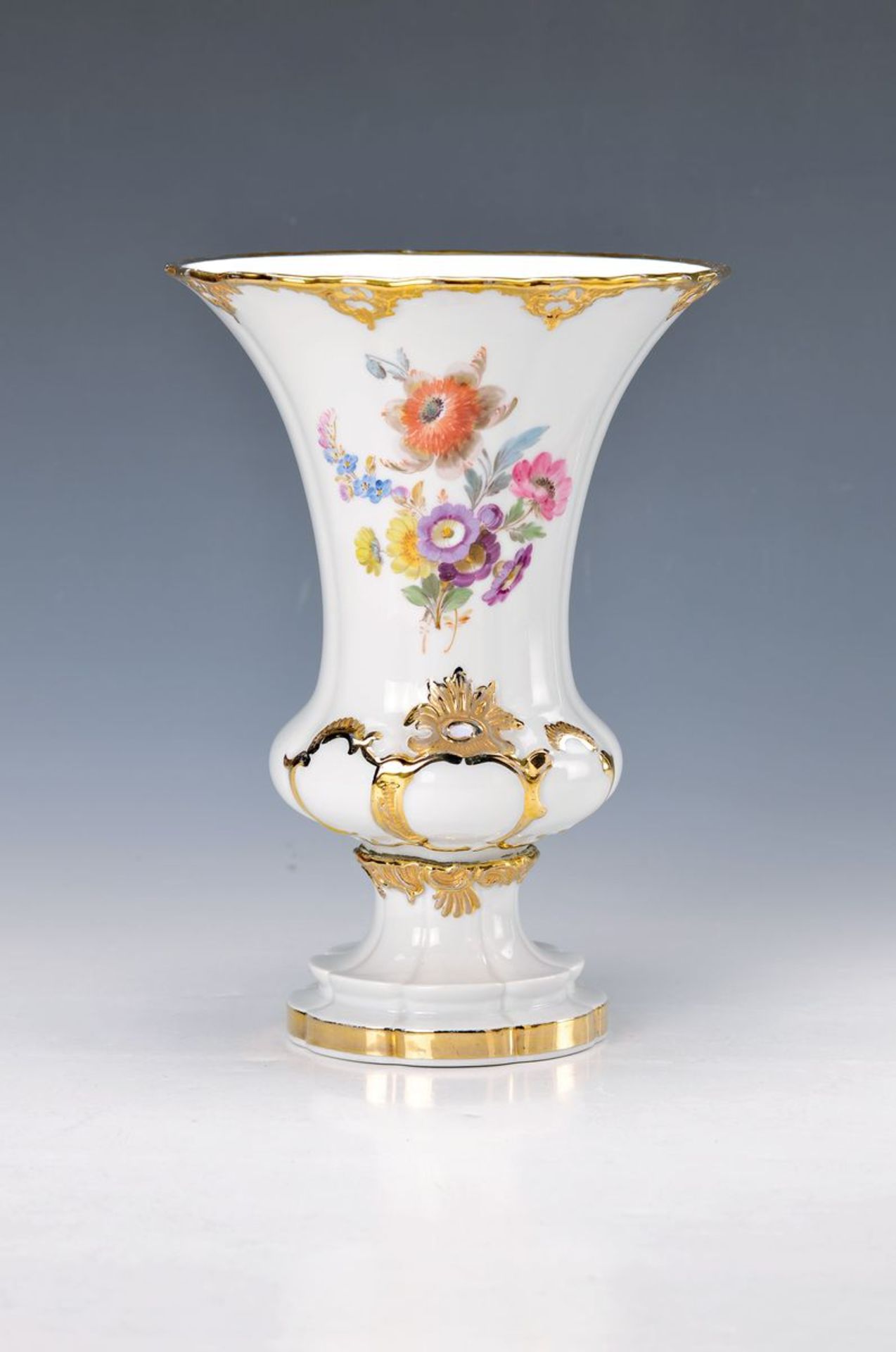 Vase, Meissen, um 1900, Blumenbukettmalerei, Goldstaffage, H. ca. 25 cm, leicht am Gold