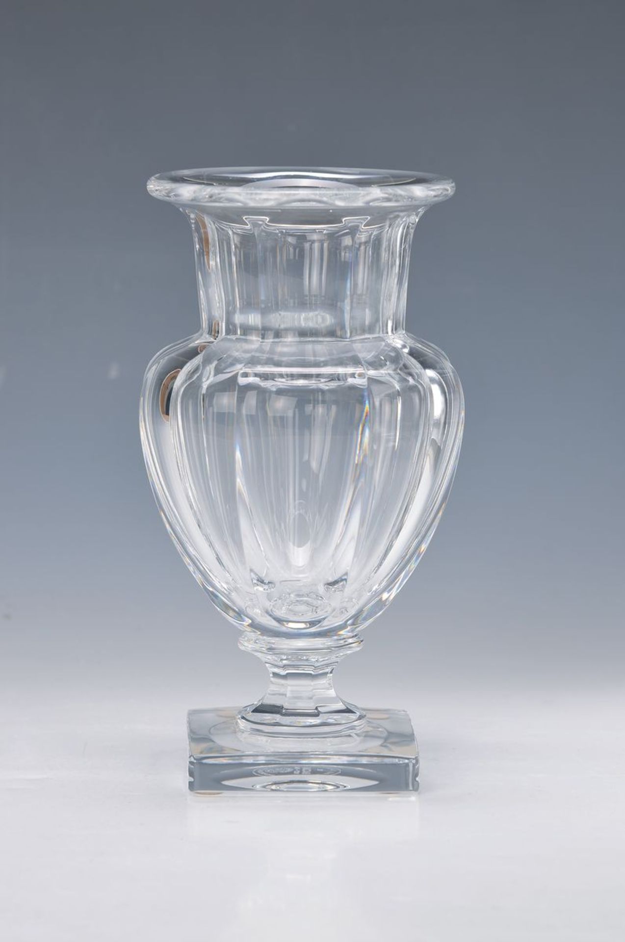Vase, Baccarat, 20. Jh., schweres Kristallglas, am Boden gestempelt: Musee des Cristalleries
