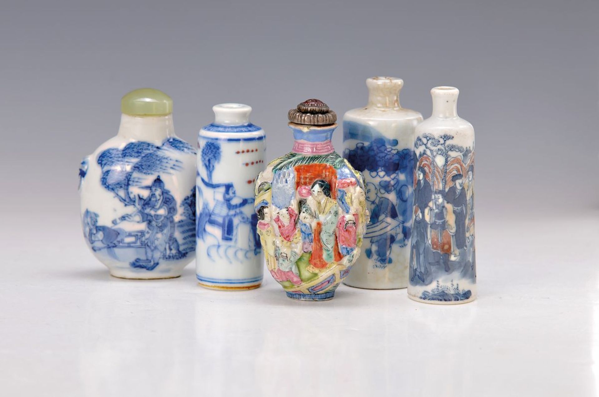 5 Snuff-Bottles, China, 20.Jh., Porzellan, unterglasurblauer Dekor mit asiatischen Genreszenen,
