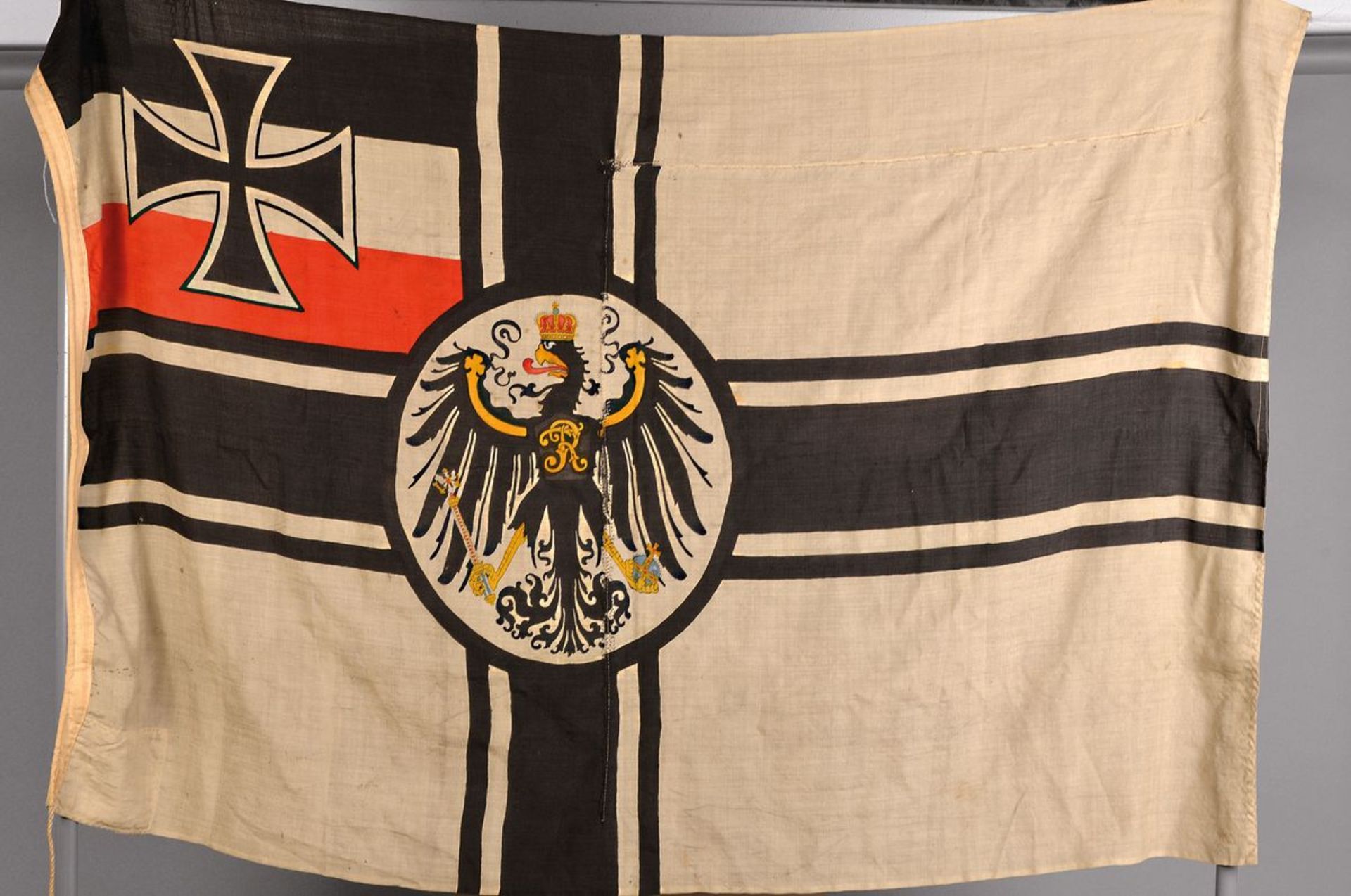 Kaiserliche Reichskriegsflagge, wohl Marine, Erster Weltkrieg, Leinen mit gebrauchsbedingten