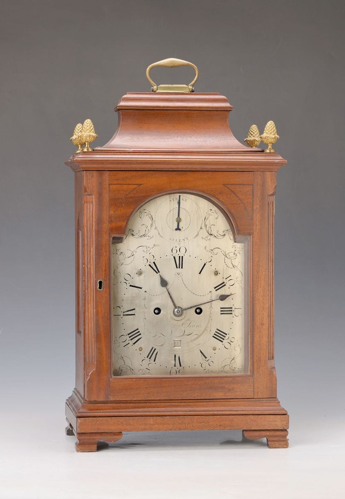 Bracket-Clock, England, um 1820, Mahagonigehäuse, mit Fadeneinlagen, oben Pinienzapfen und