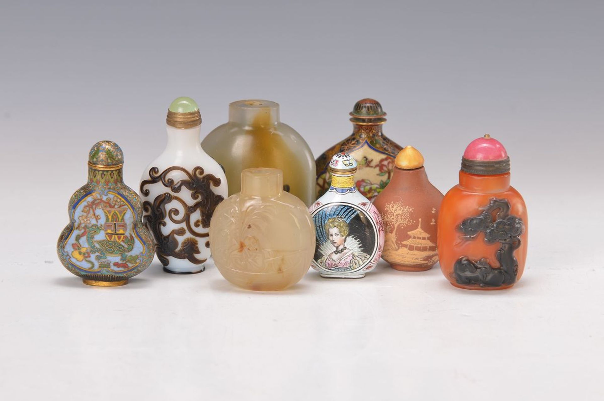 8 Snuff-Bottles, China, 19./20.Jh., Porzellan/Glas/Achat/Bronze, z.T. geschliffenes Schichtglas,