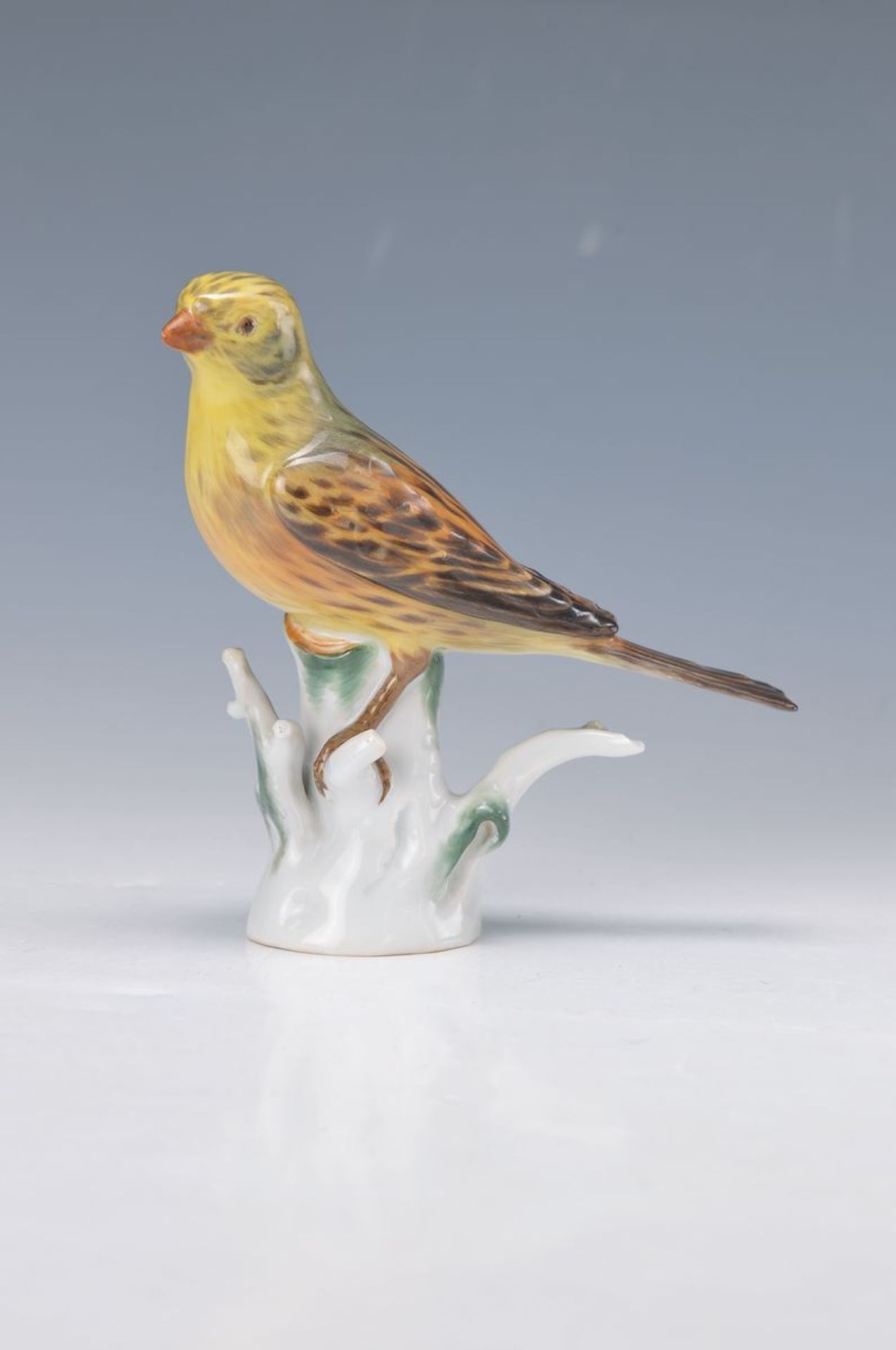 Porzellanfigur, Meissen, 1924-33, Vogel auf Baumstumpf sitzend, polychrom bemalt, bestossen, H.