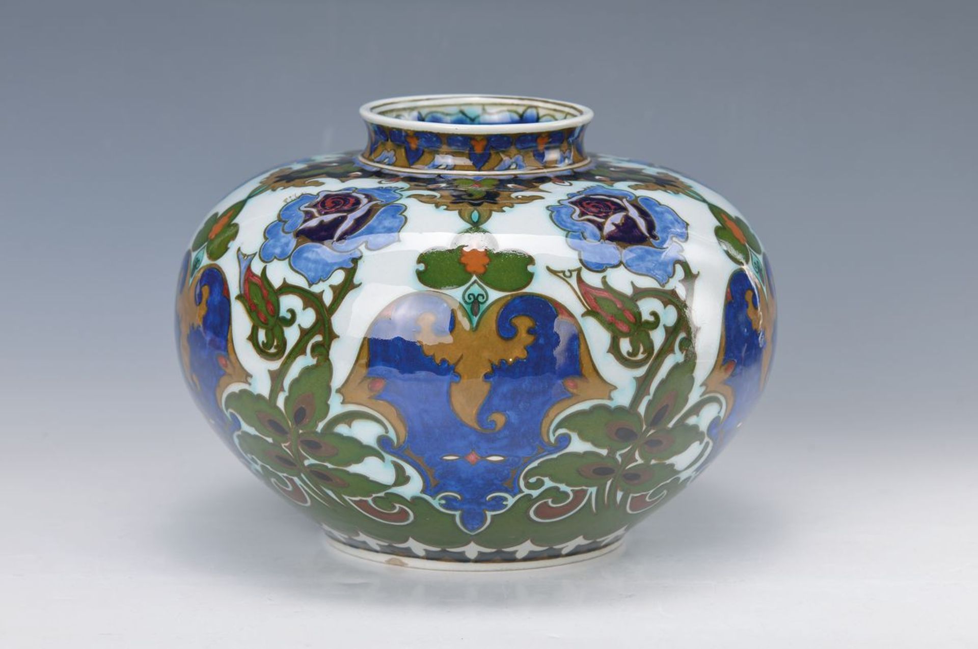 Vase, Rozenburg, Holland, um 1905-06, Porzellan, umlaufender bunter Blumendekor, H.ca. 18cmvase,