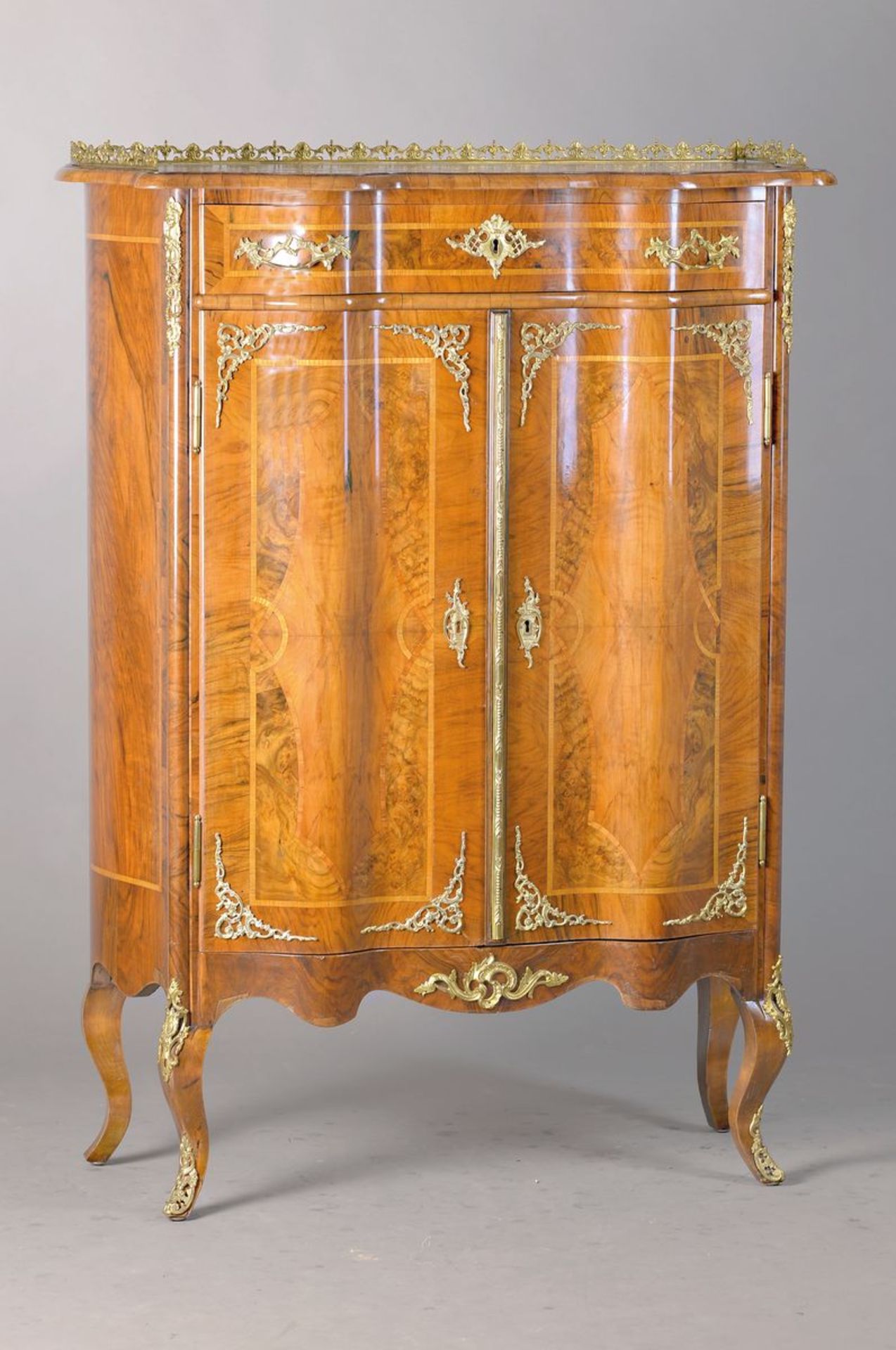 Halbschrank, Dresdner Barockstil, um 1890/ 1900, Nußbaumfurnier, Marketerie in Ahorn u. Wurzelnuß,