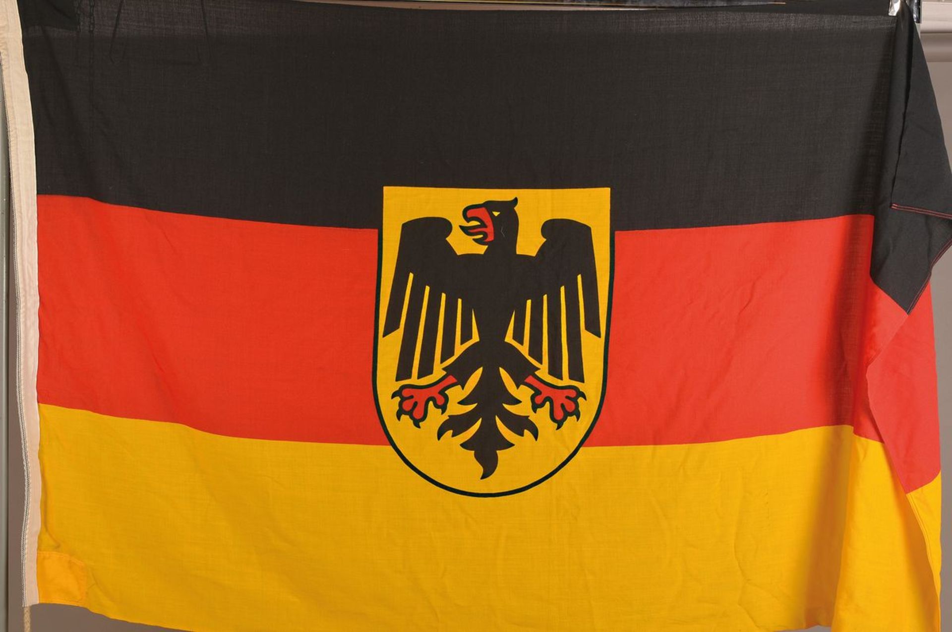 Kaiserliche Reichskriegsflagge, wohl Marine, Erster Weltkrieg, Leinen mit gebrauchsbedingten - Bild 2 aus 2
