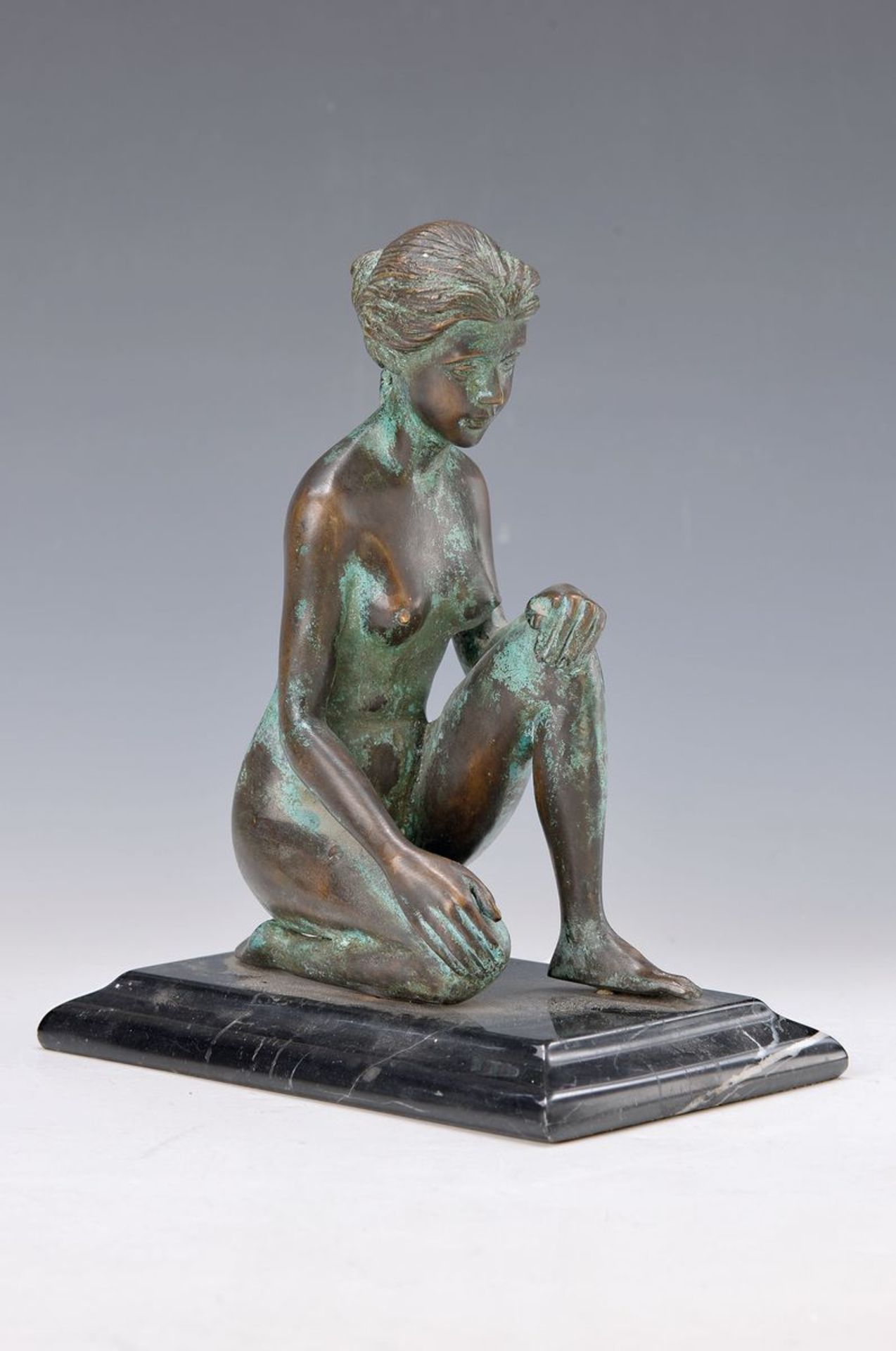 Bronzeskulptur, deutsch, 1. Hälfte 20. Jh., knieender weiblicher Akt, Bronzeguß, partiell grün