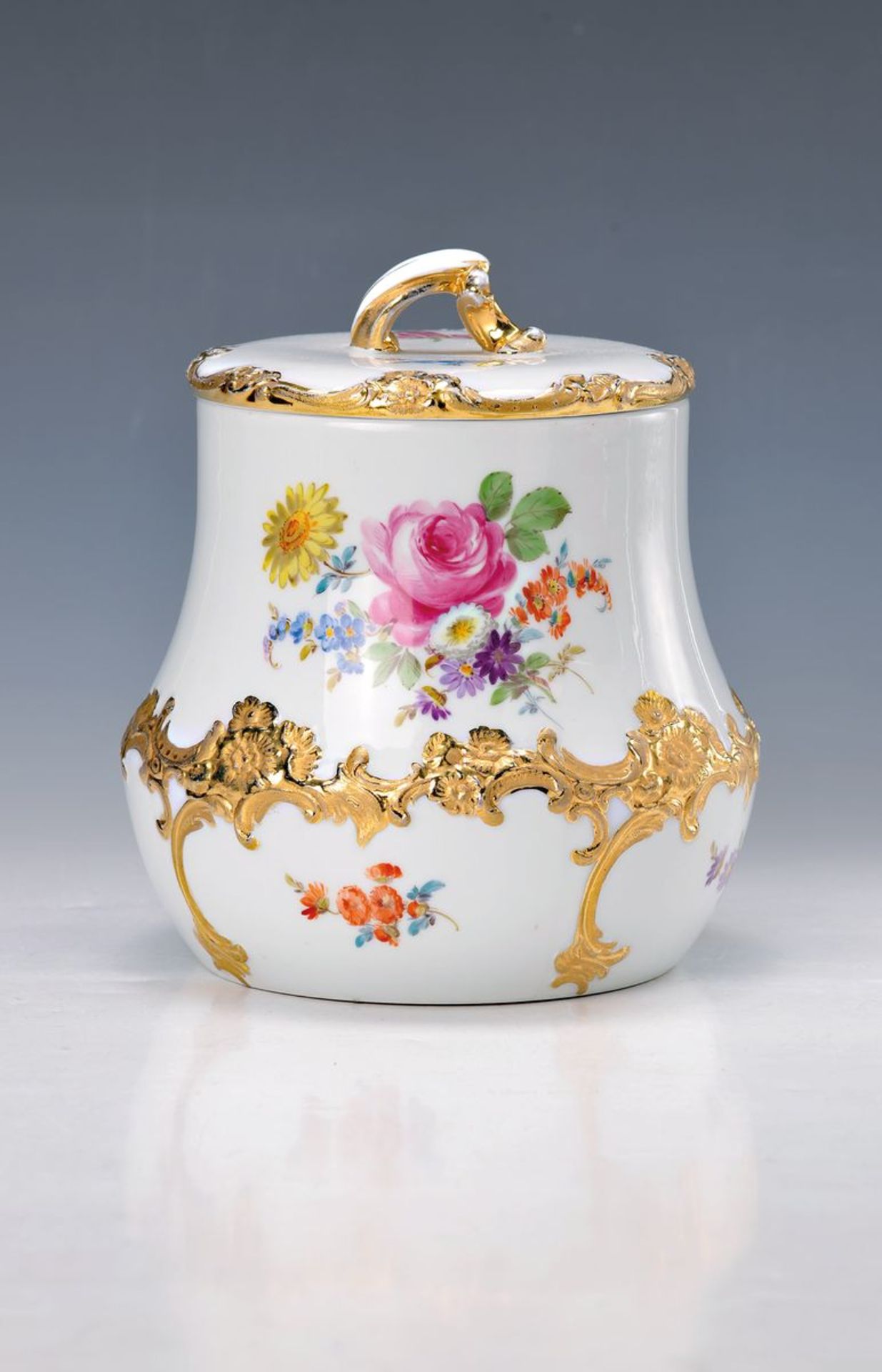 Porzellandeckeldose, Meissen, um 1890, beidseitige Blumenbukettmalerei, leicht an der Goldstaffage