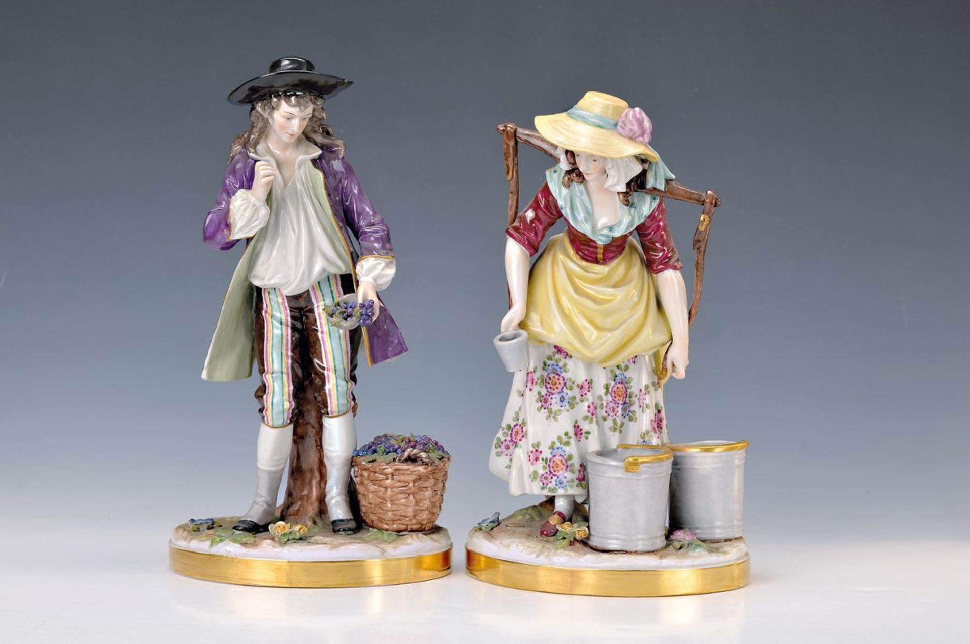 Paar große Porzellanfiguren, Aelteste Volkstedt, 20. Jh., Winzer und Winzerin, bunt bemalt,