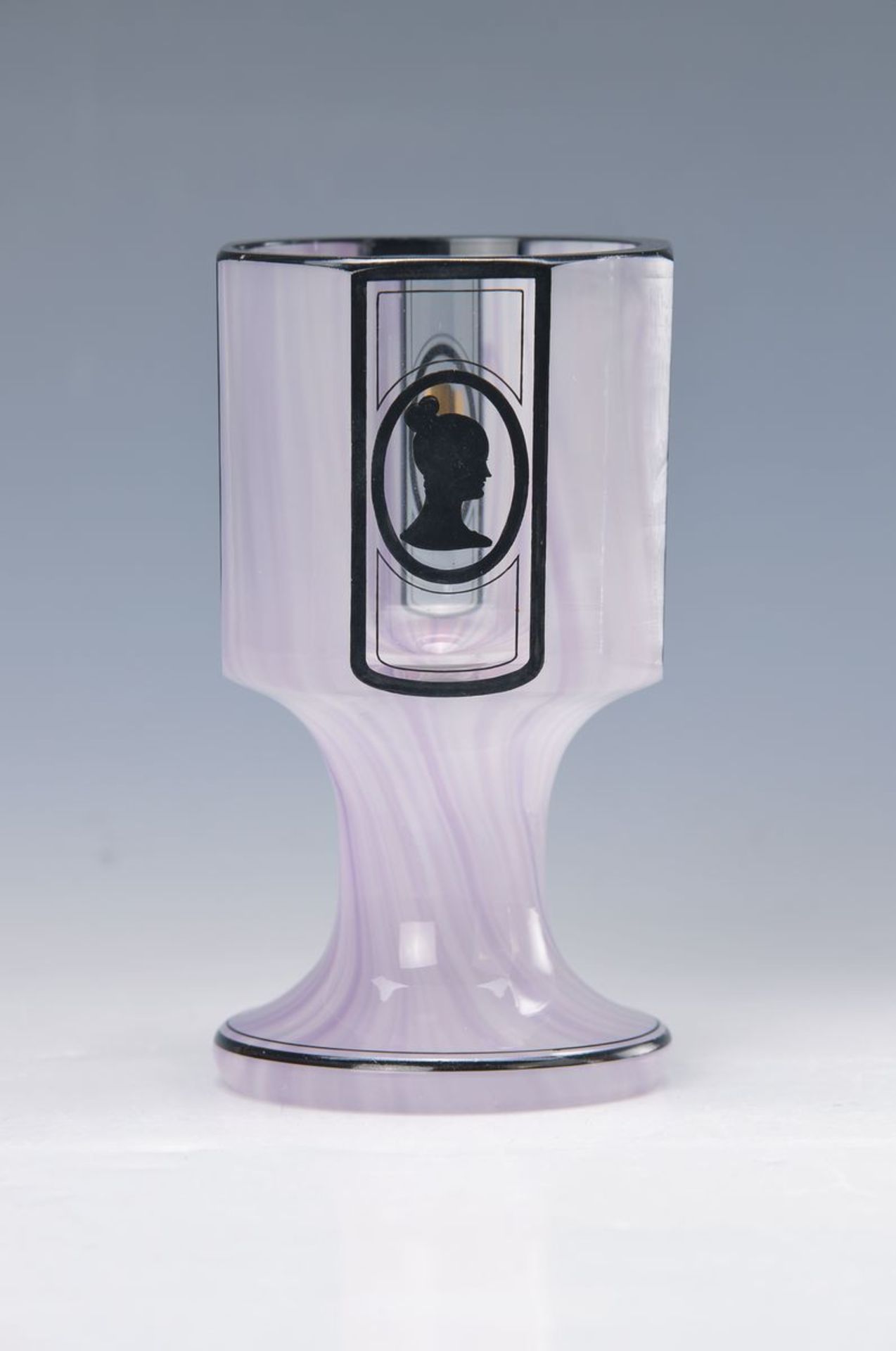 Pokalglas, Steinschönau, um 1905-10, Entwurf wohl Powolny, violett-weiß marmoriert überfangen,