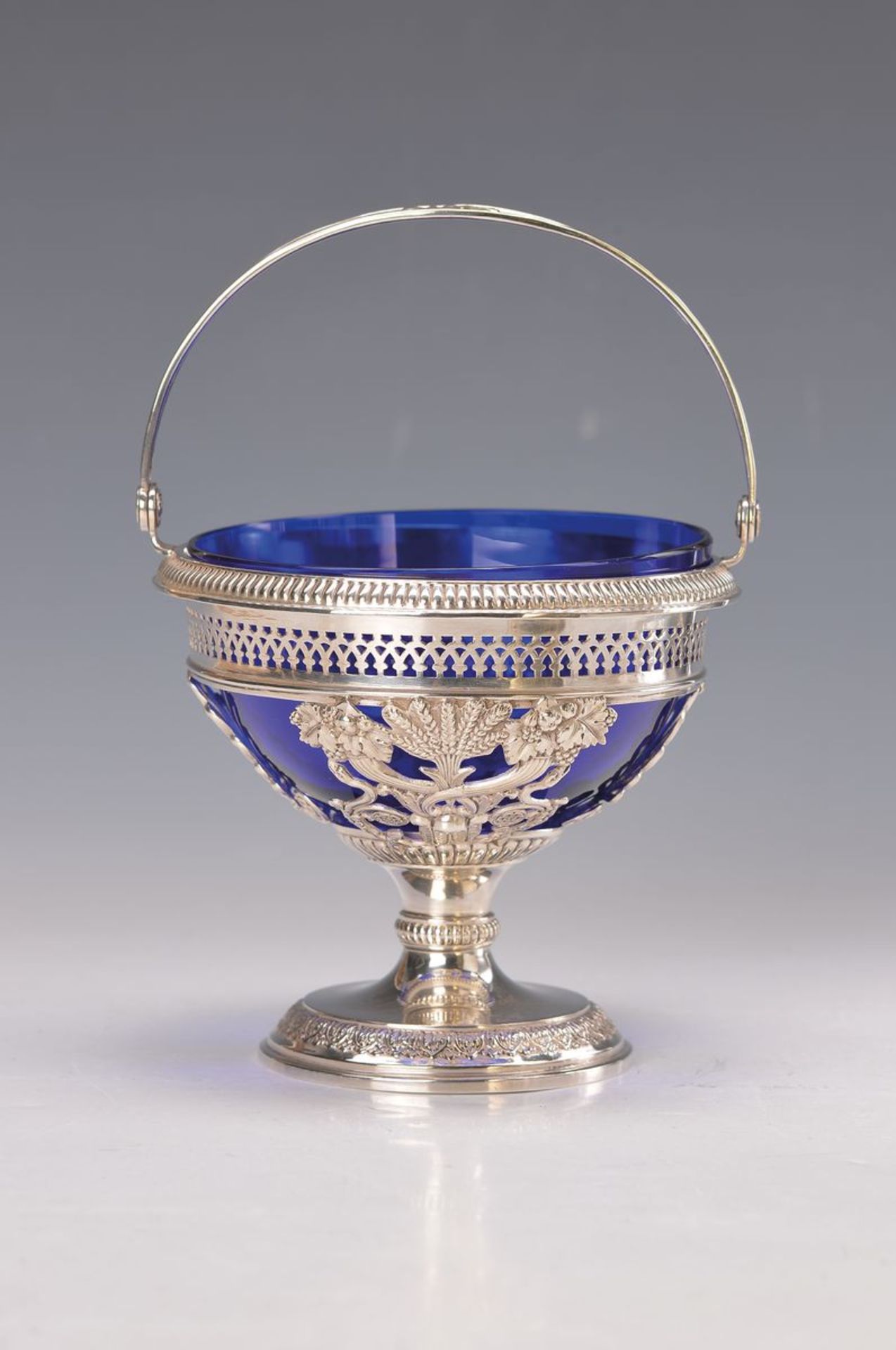Anbietschale, deutsch, um 1900, 800er Silber, Durchbrucharbeit im Empirestil, blauer Glaseinsatz, H.