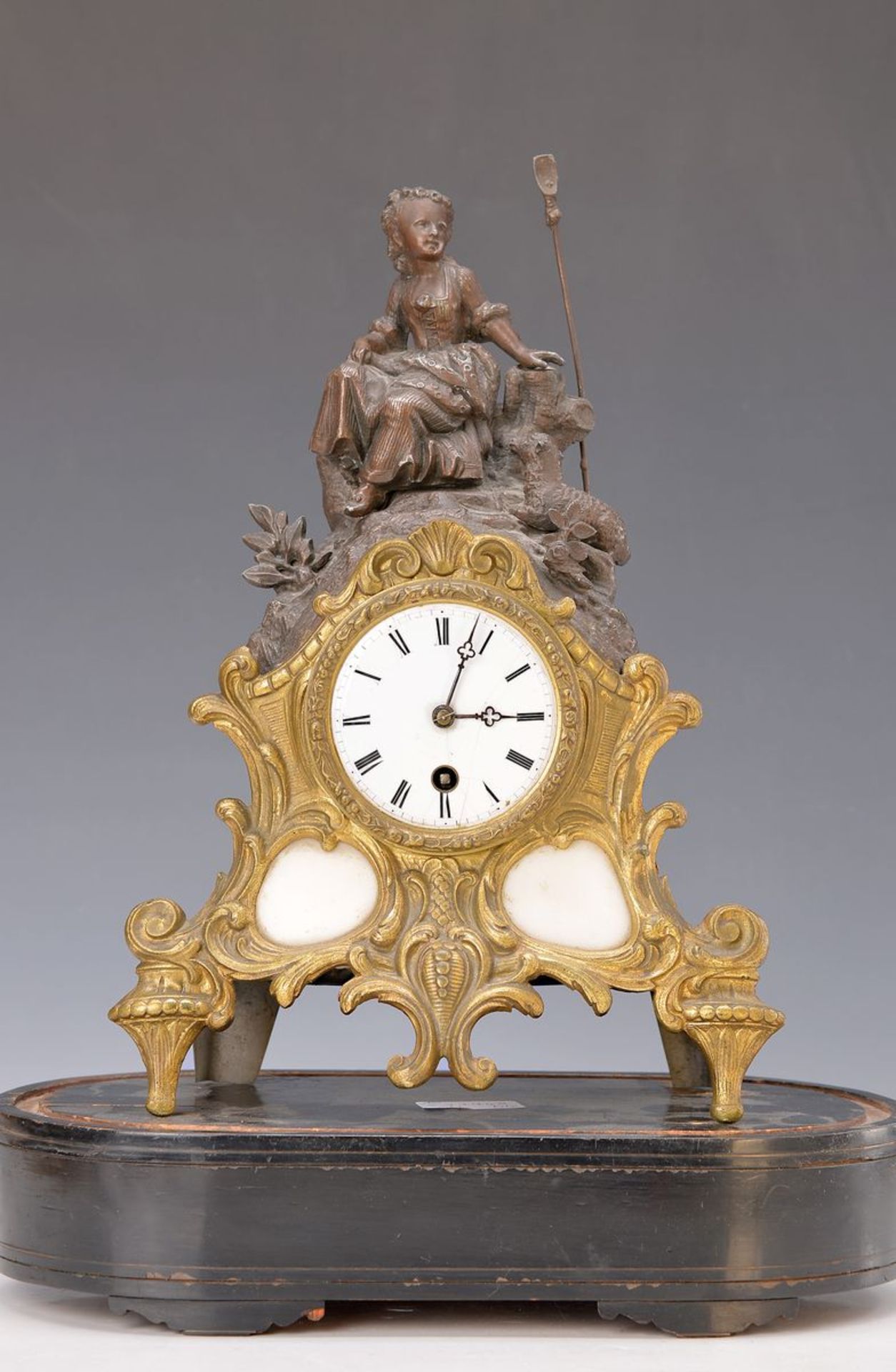 Kleine Pendule, Frankreich, um 1850-60, Holzsockel (o. Mineralglasdom), 1 Fuß fehlt, beschädigt,