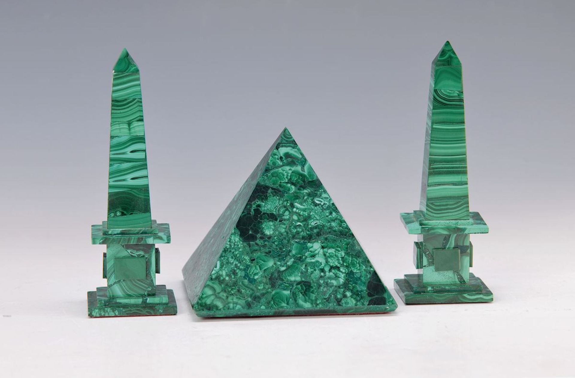Paar Obelisken und eine Pyramide aus Malachit, neuzeitlich, H. ca. 8.5cm und 12.5cmpair of