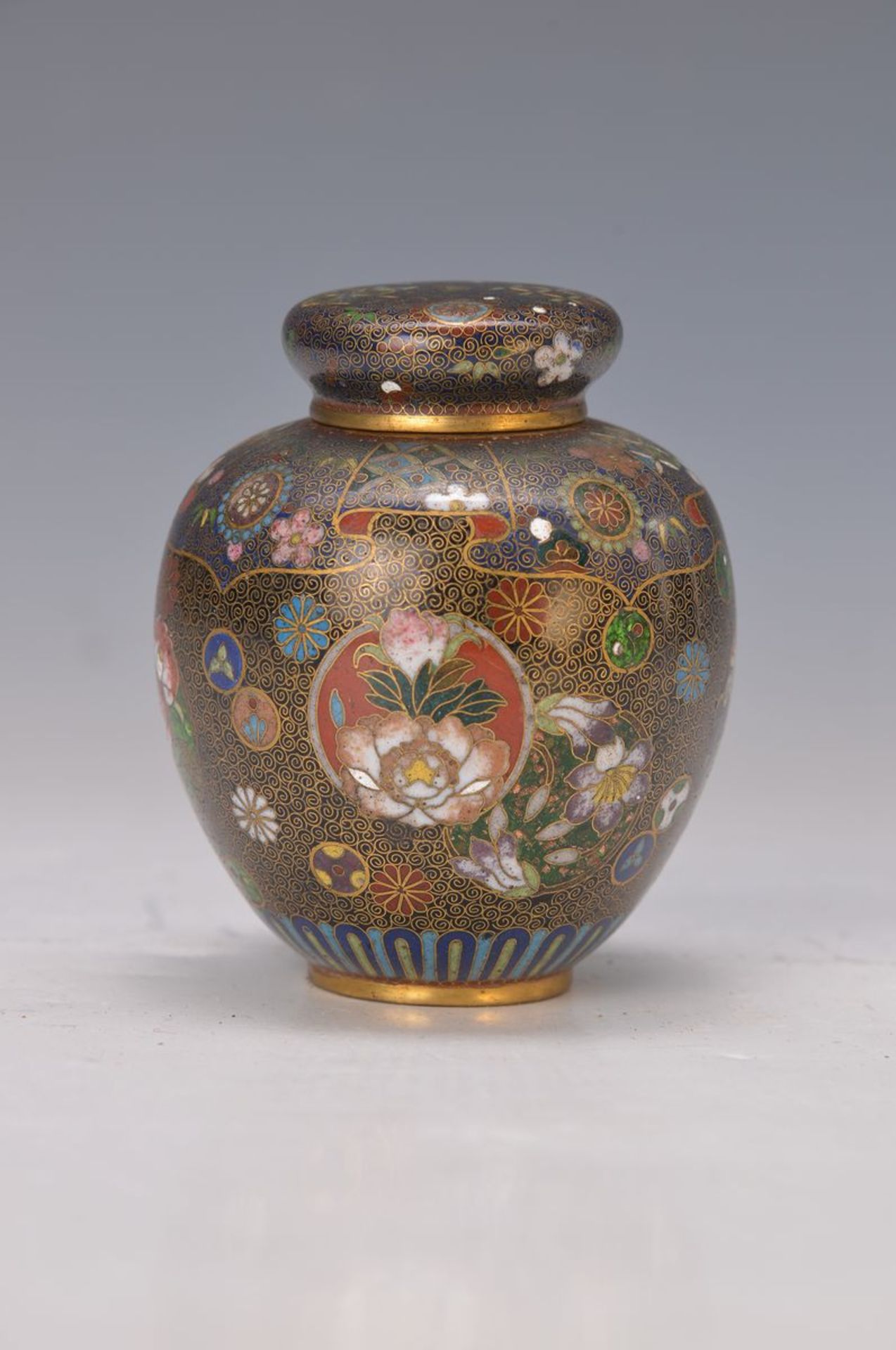 Cloisonne Vase, Japan, um 1890, signiert, minimal bestossen, umlaufender Blumendekor, H.ca. 10cm,