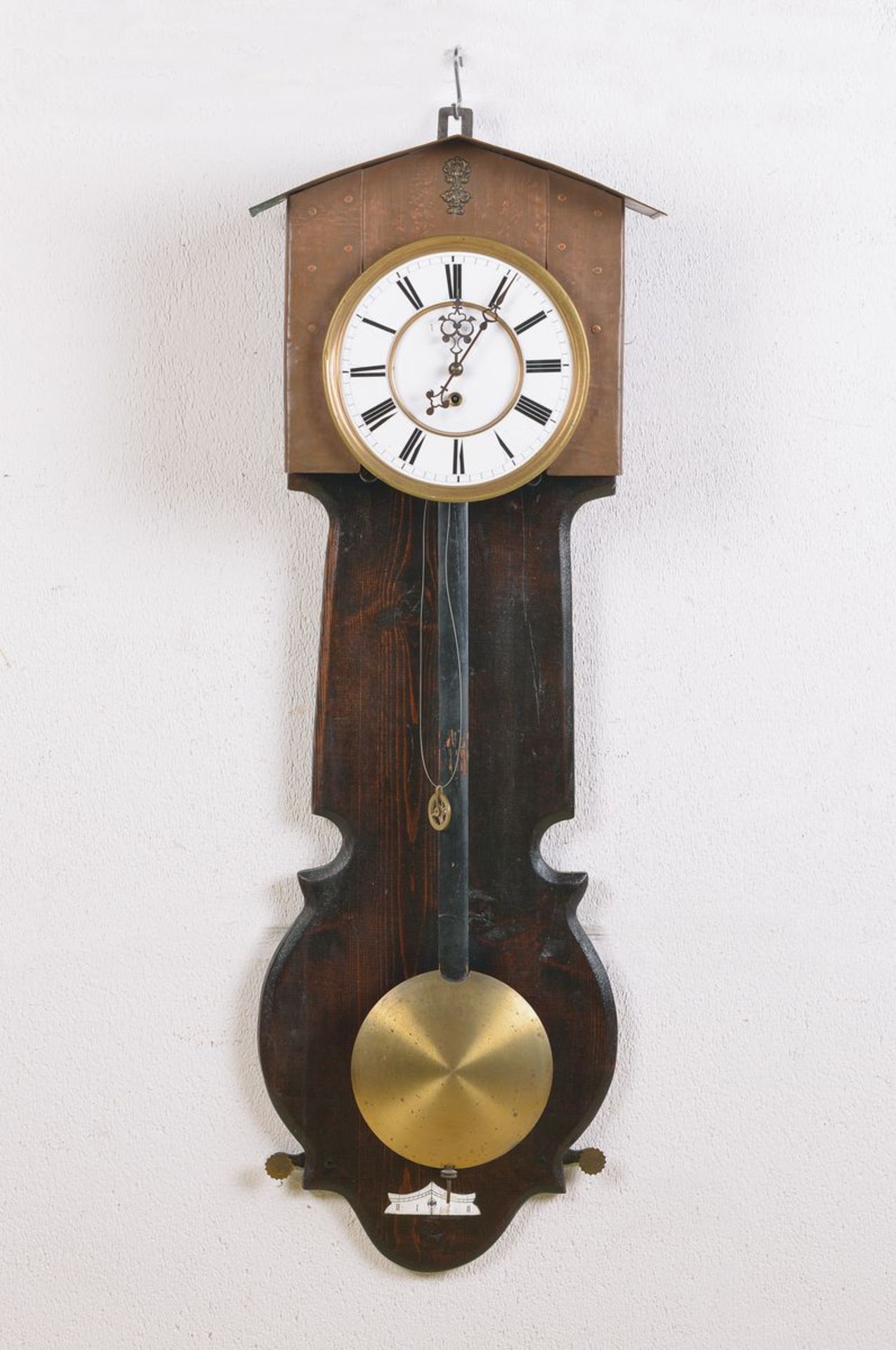 Offene Wanduhr, Österreich um 1880, Wandhalterung Holz mit Kupferabschluss in Dachform (wohl