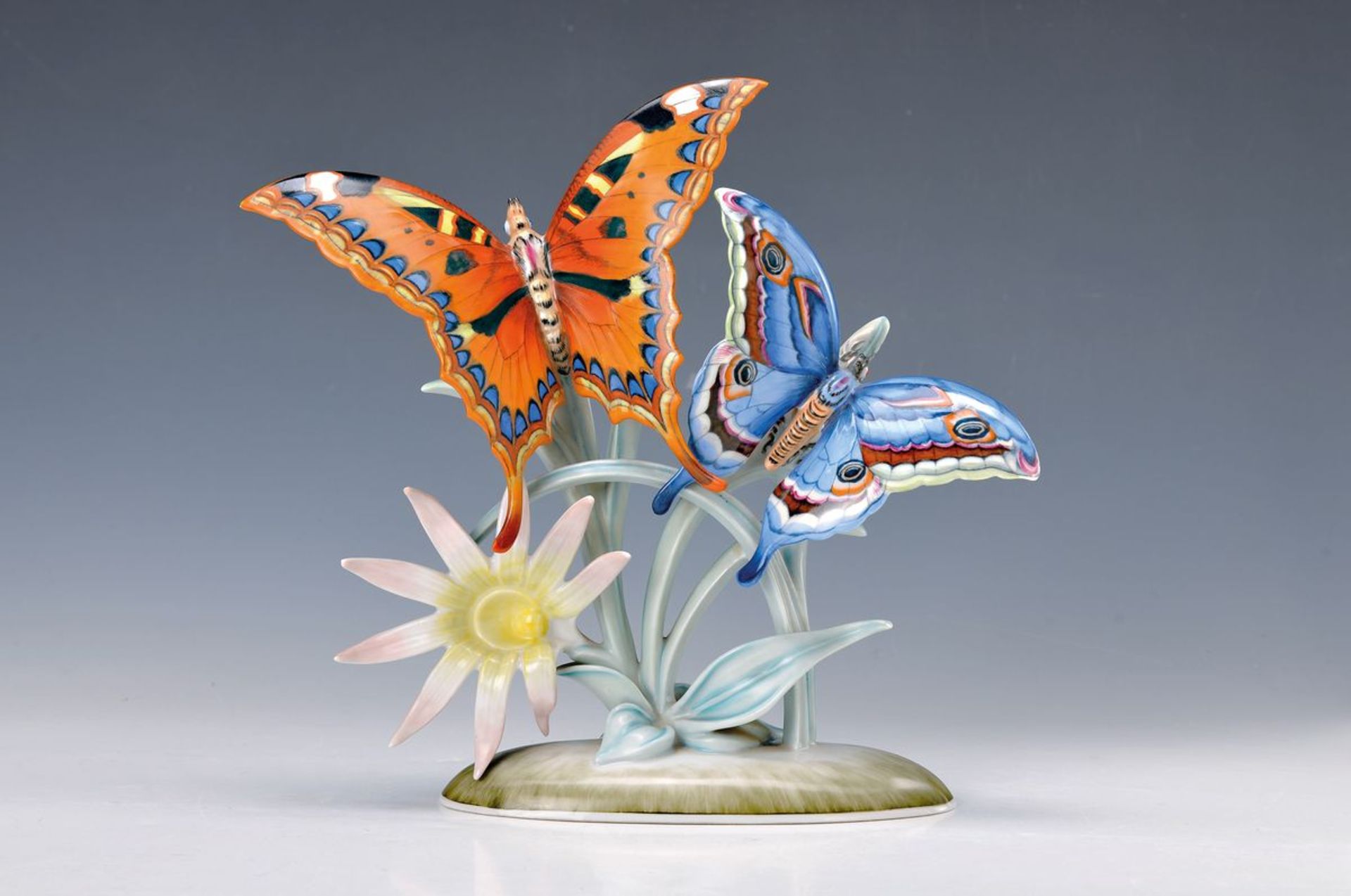 Porzellanskulptur, Rosenthal, 1930/40er Jahre, Schmetterlinge mit Blume, reiche polychrome Bemalung,