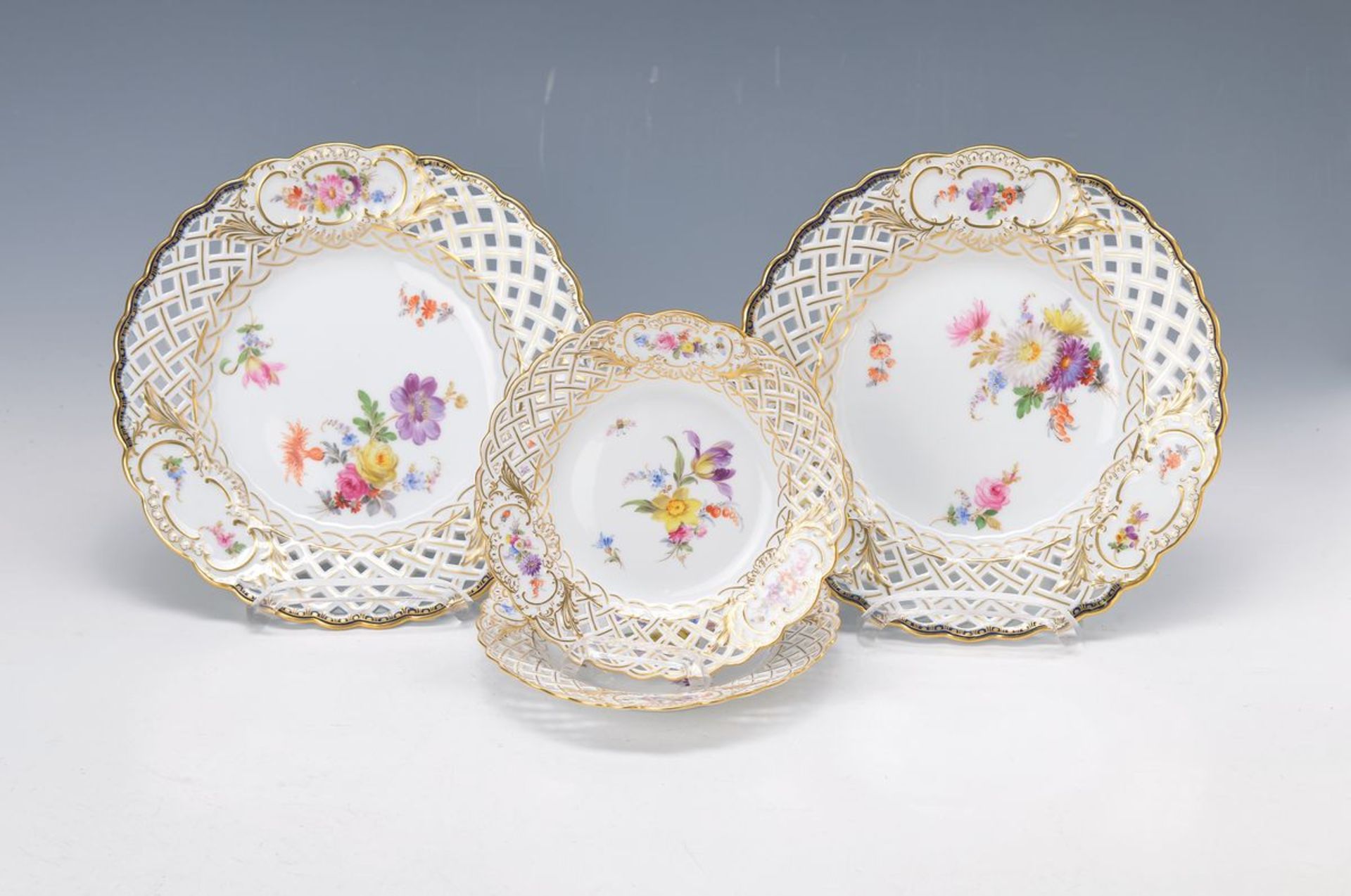 4 Teller, Meissen, um 1890-1905, feine polychrome Blumenbukettmalerei, Goldstaffage,