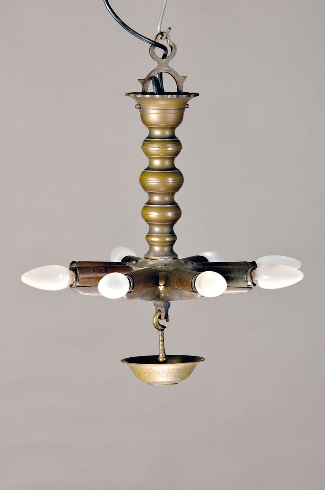 Deckenlampe, Shabbat-Lampe, 19. Jh., Bronze, 8 Brennstellen, später elektrifiziert, H. ca. 50 cm, D.
