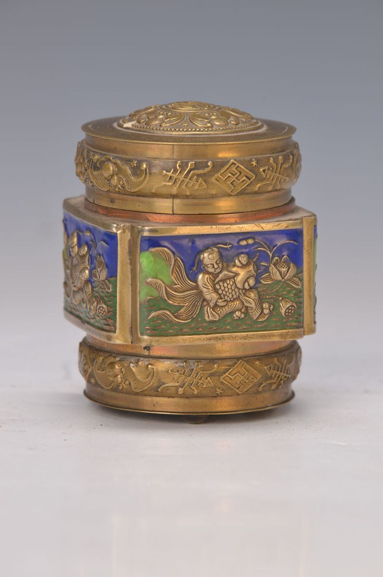 Deckeldose, China, um 1900-10, Bronze, teilvergoldet, umlaufendes Schmuckband mit reicher