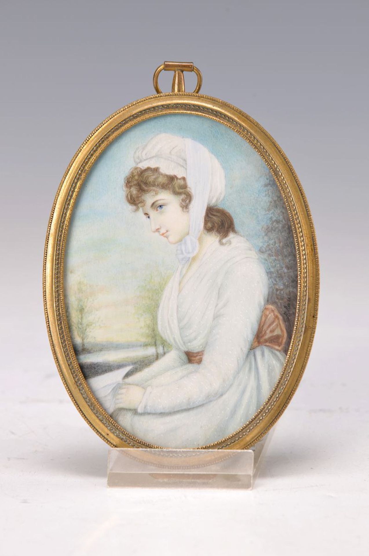 E. Rau, Miniaturmalerei, 19. Jh, sitzende junge Frau mit weißem Kleid und Haube, rechts signiert