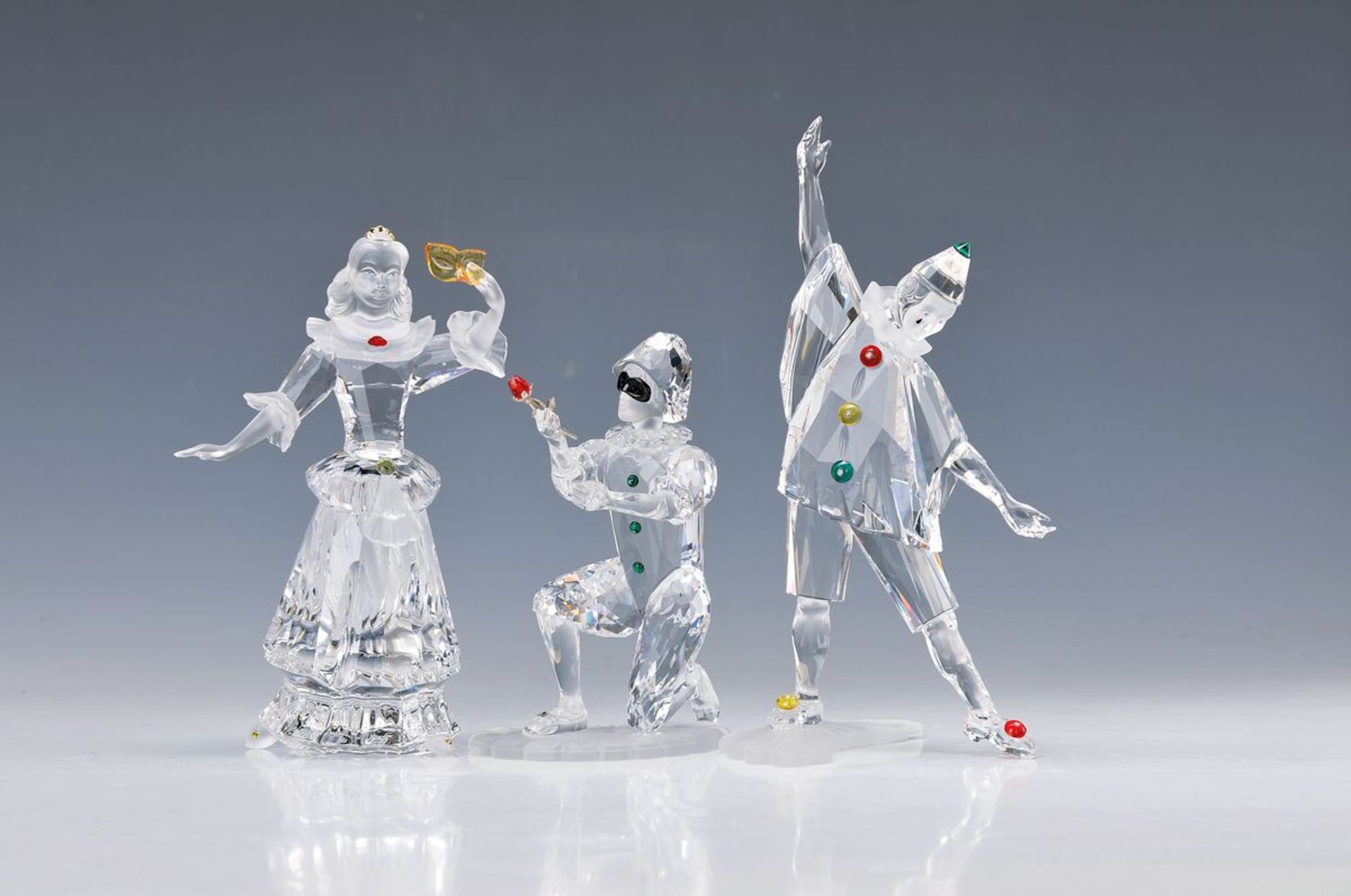 Drei Swarovski-Jahresfiguren, Pierrot und Columbine, 1999 und 2000 und ein Harlekin, Edition