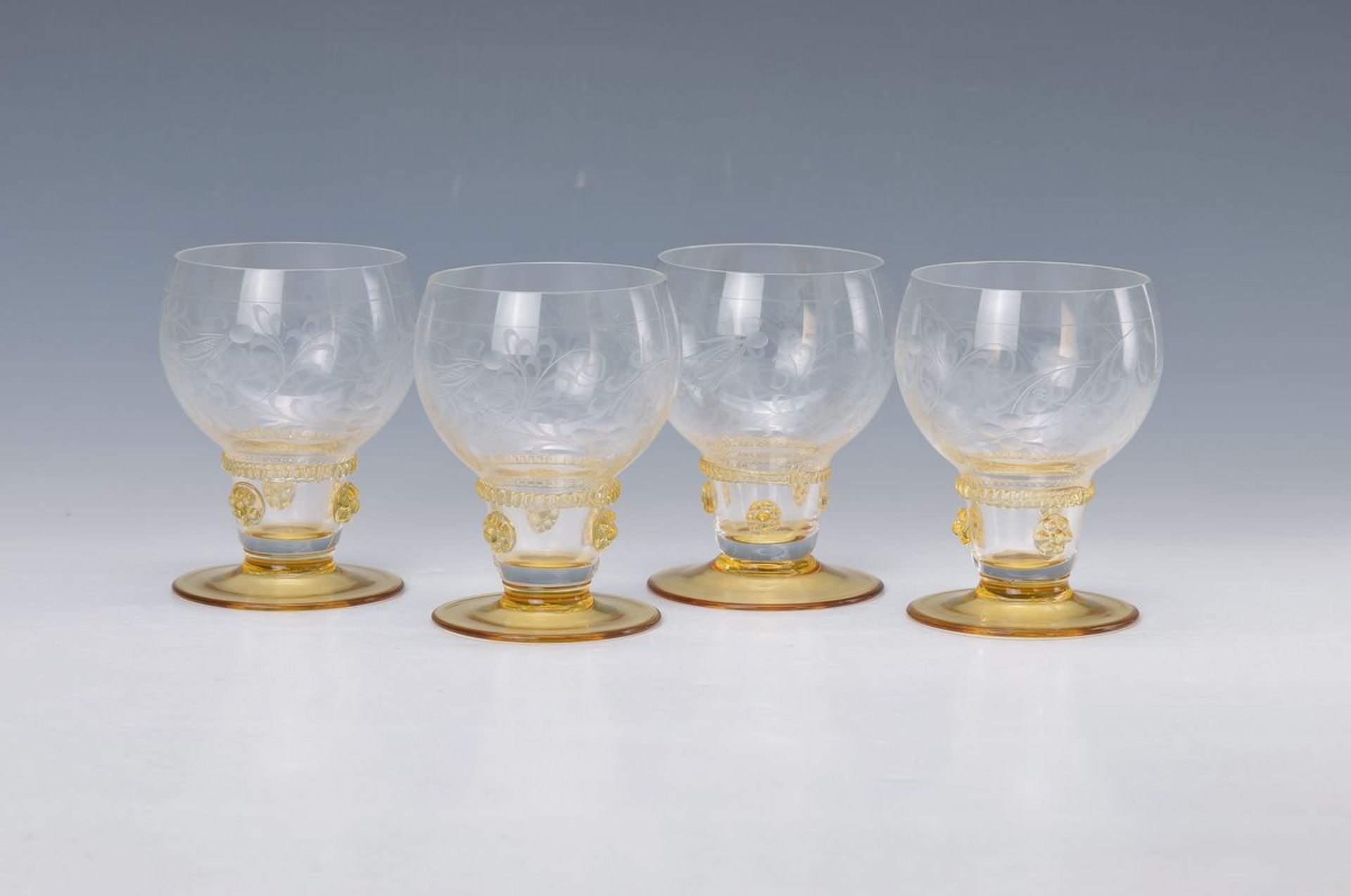 6 Gläser, deutsch, 20. Jh., Fuß und Stiel gelbes Glas mit aufgesetzten Noppen, Kuppa farblos reich