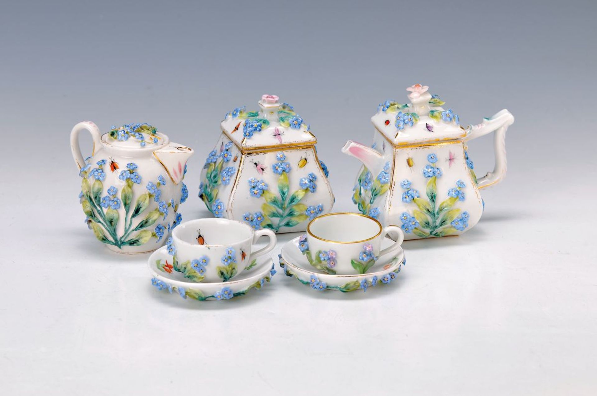 Porzellan-Set, Thüringen, um 1880/90, Kaffeekännchen, H. 9 cm, Milchkännchen, H. 7 cm, Zuckerdose,