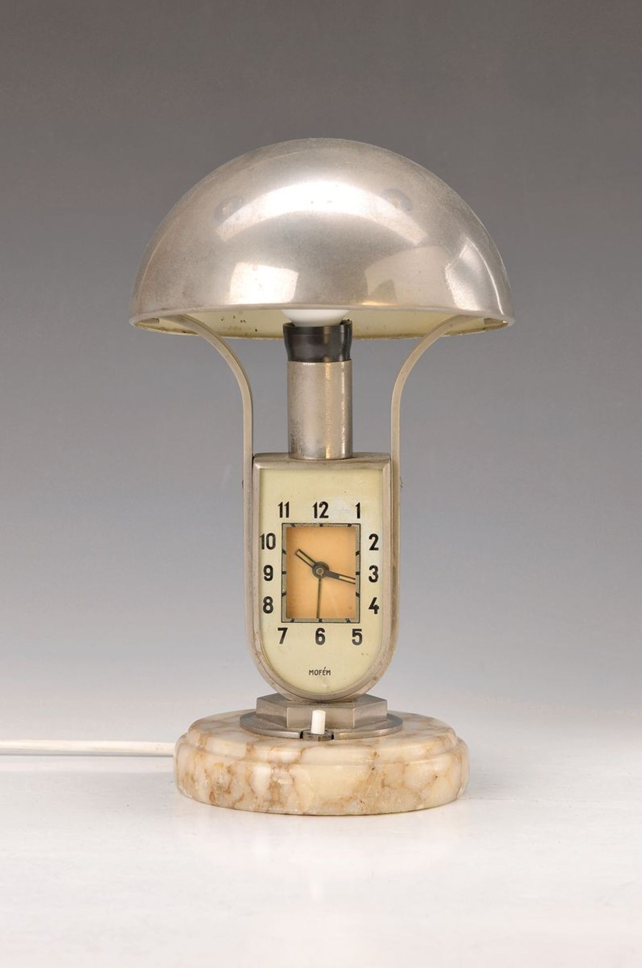 Tischlampe mit Wecker, Frankreich, um 1925/30, Alabastersockel mit schwenkbarem Schirm, Uhr bez.