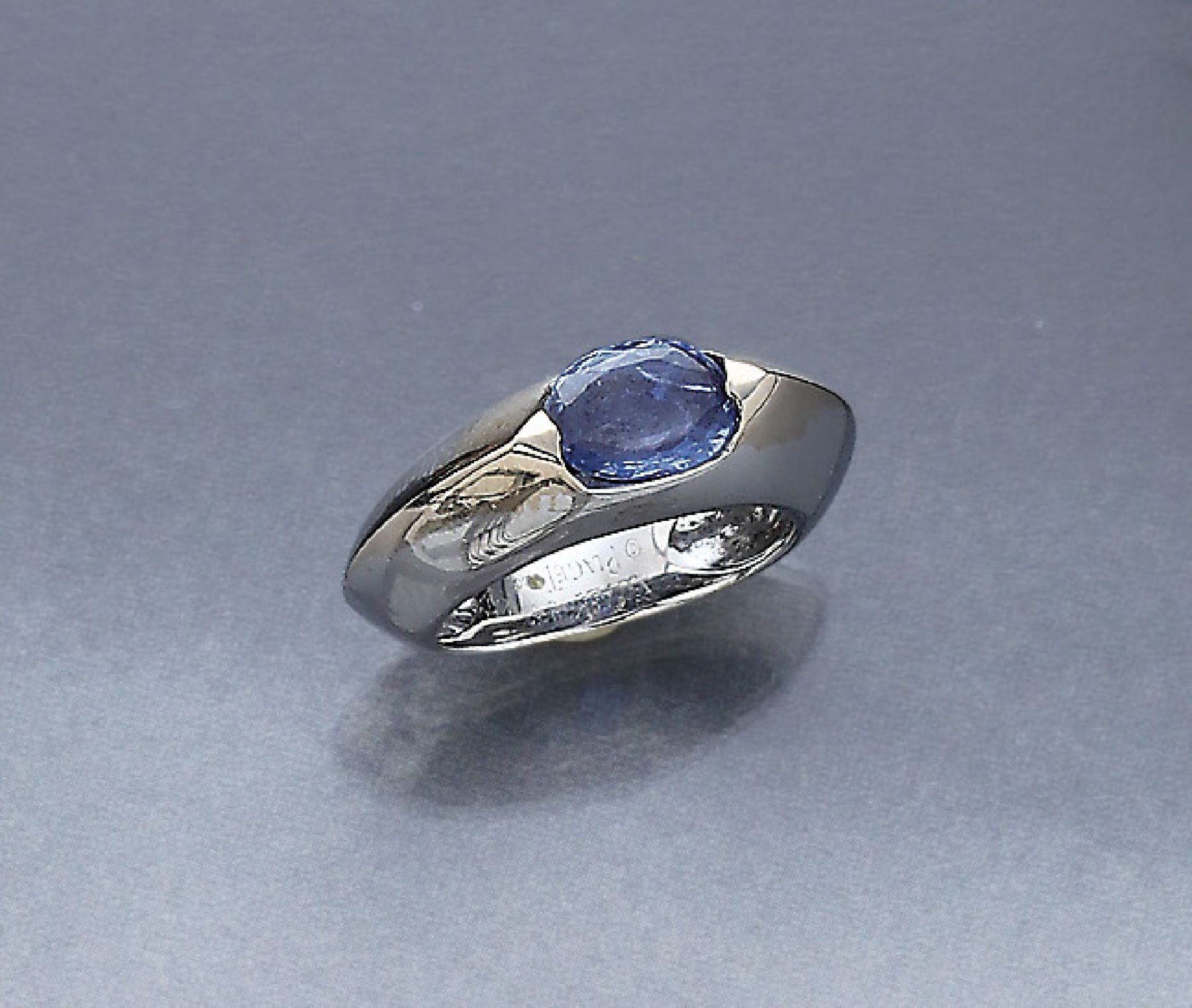 18 kt gold PIAGET ring with sapphire and brilliant , WG 750/000, signed and num., oval bevelled