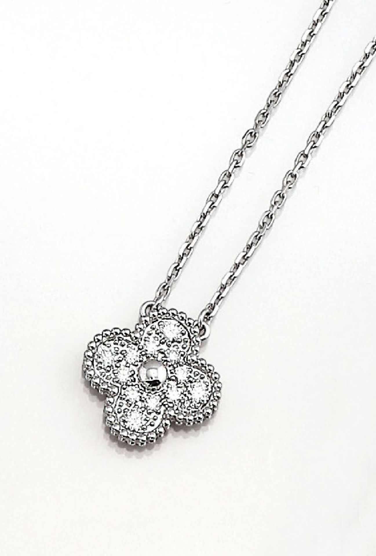 VAN CLEEF & ARPELS Vintage Alhambra 18 kt goldflower necklace with brilliants , WG 750/000, middle